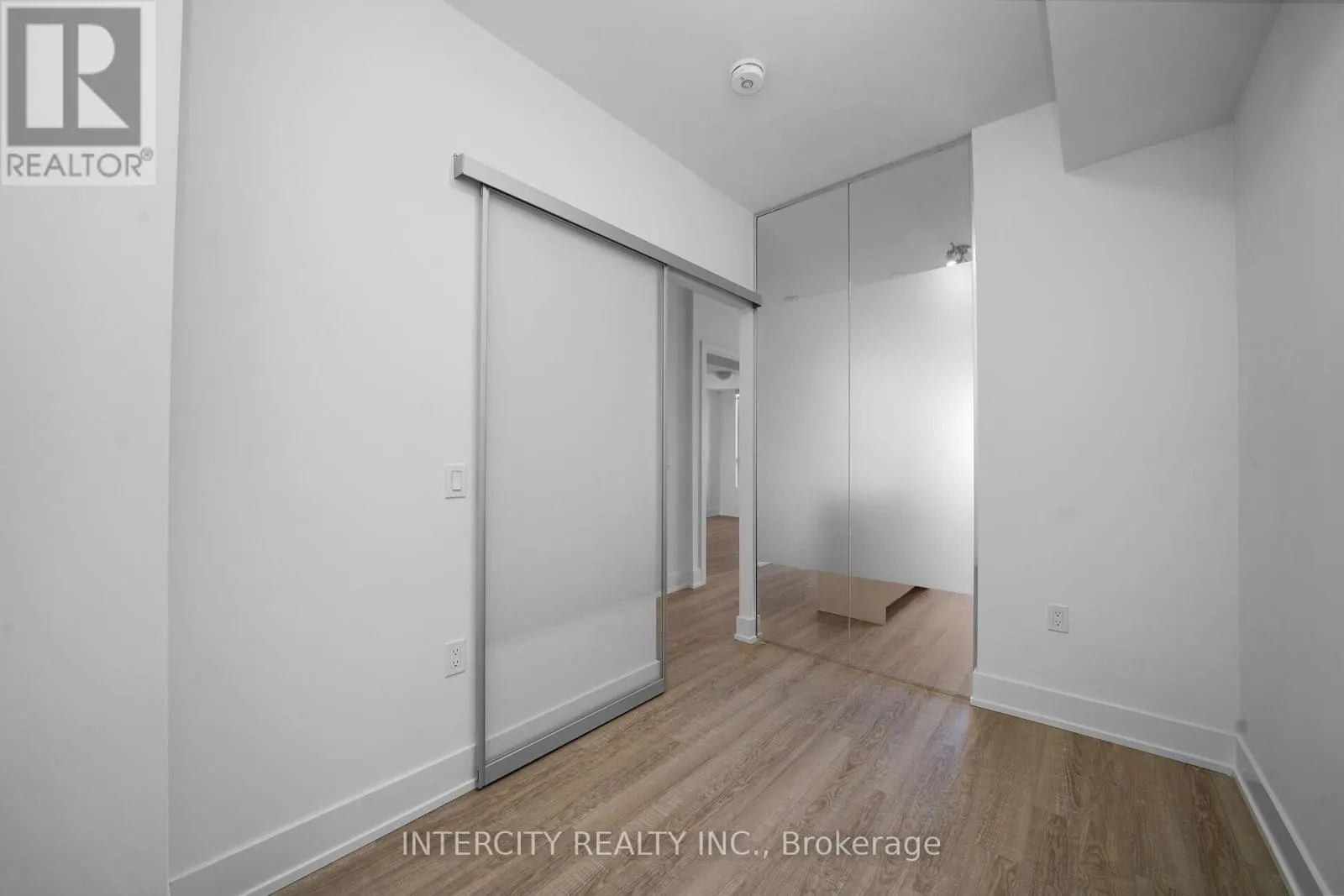 323 - 2075 KING ROAD