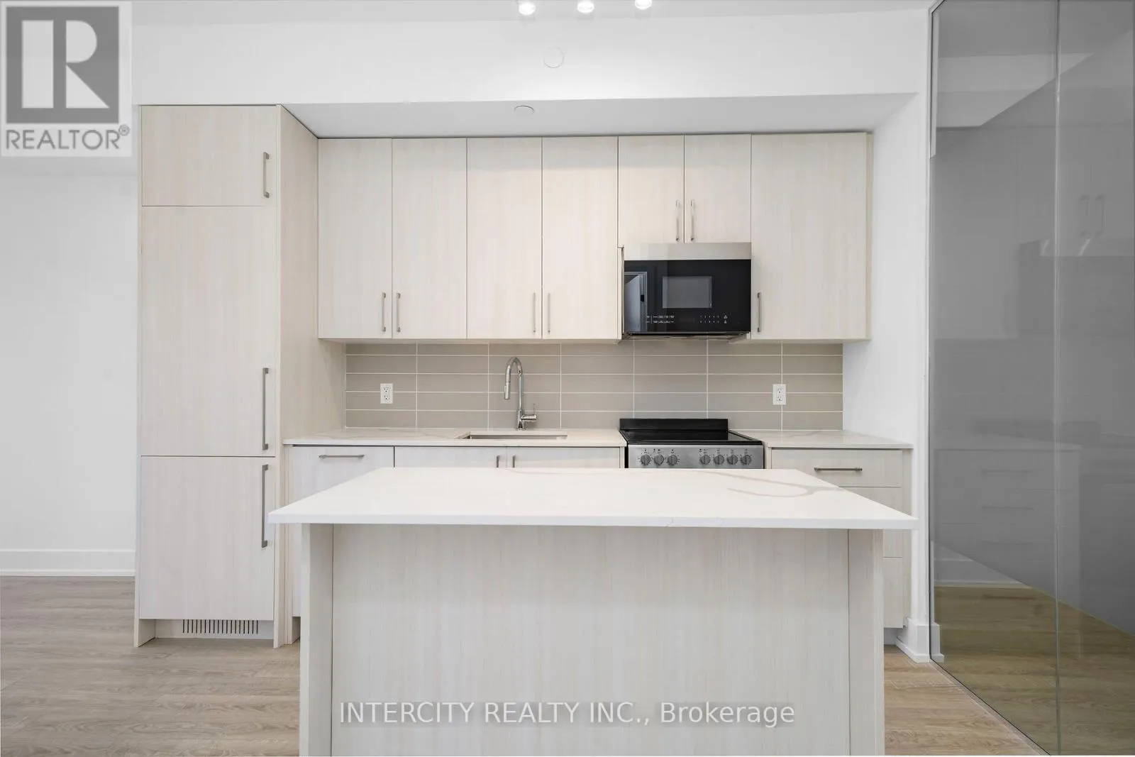 323 - 2075 KING ROAD