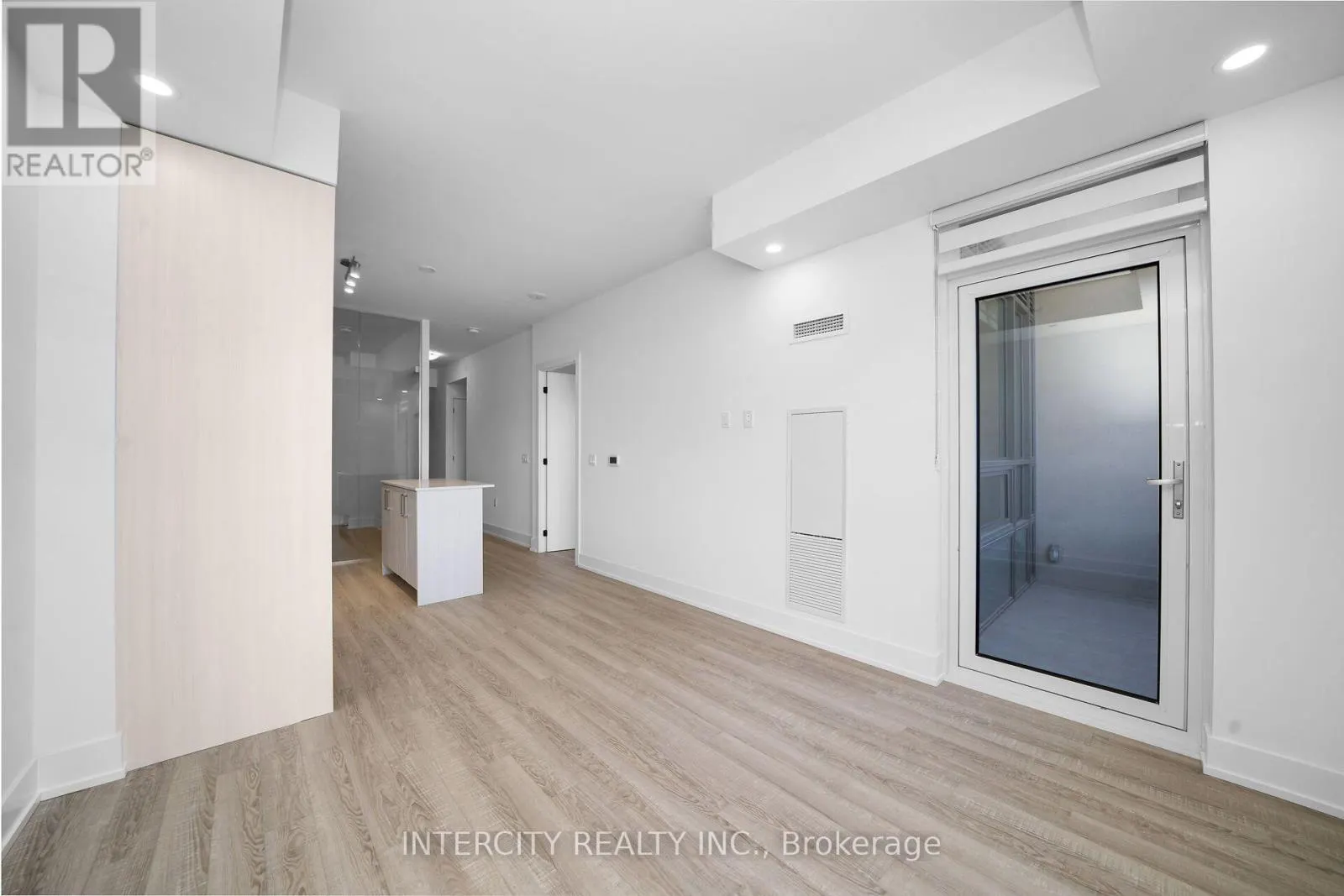323 - 2075 KING ROAD