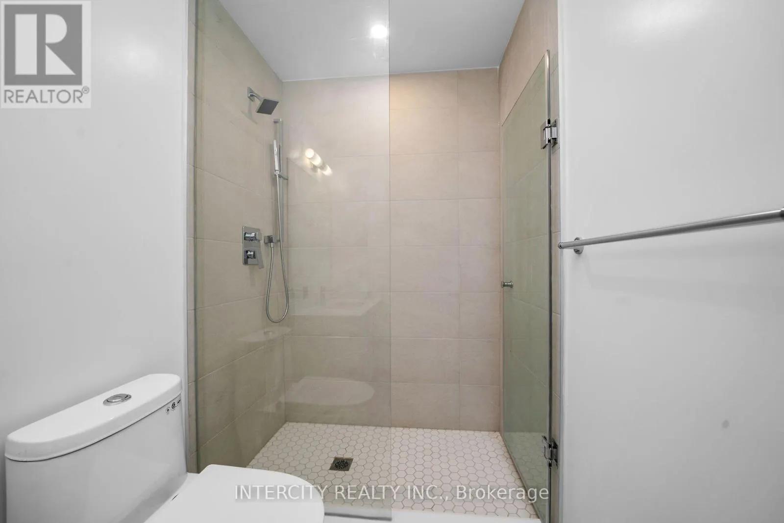 323 - 2075 KING ROAD