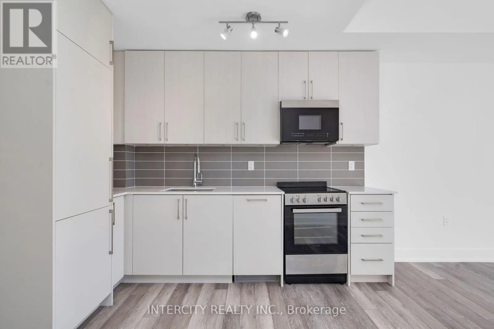 351 - 2075 KING ROAD