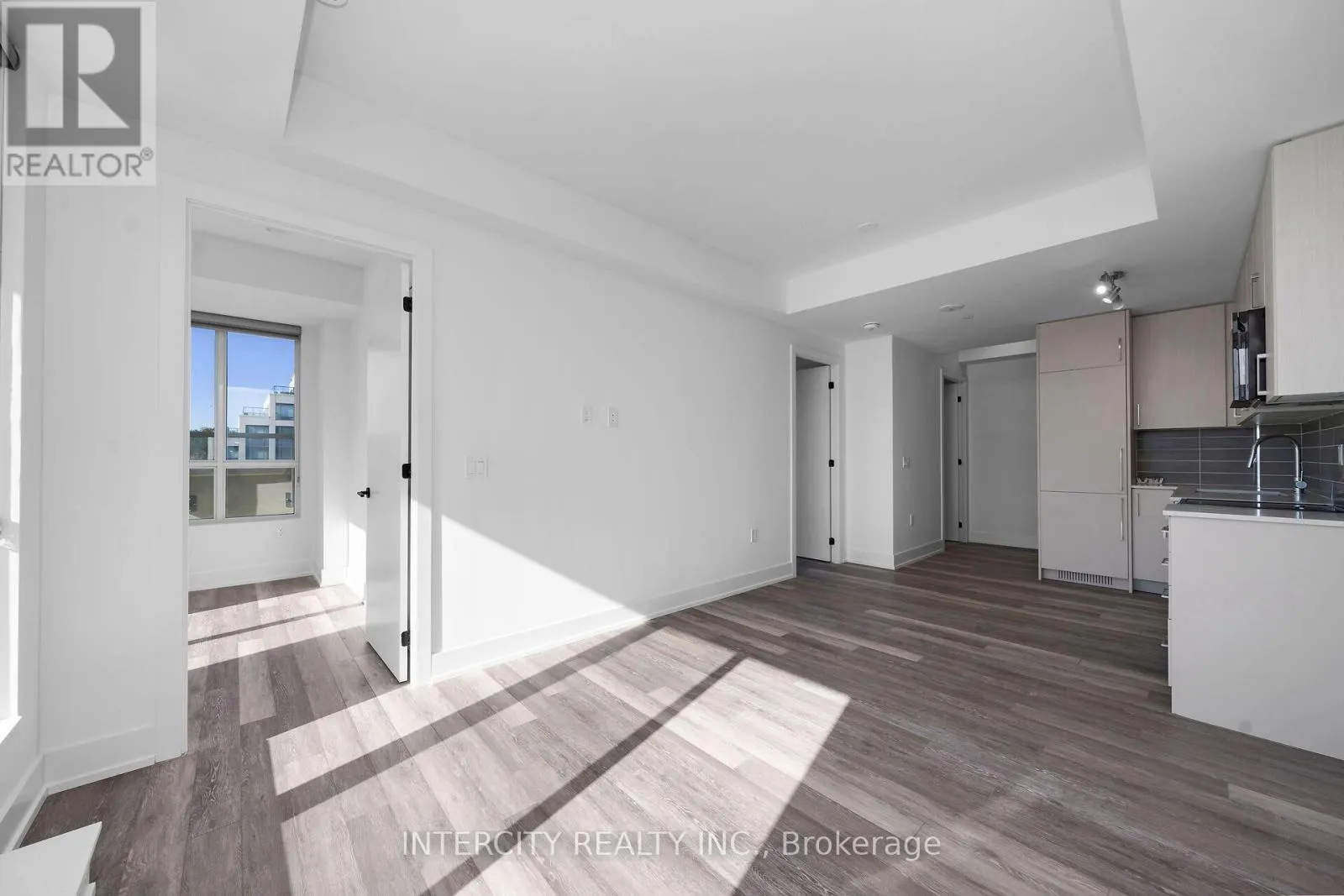 351 - 2075 KING ROAD