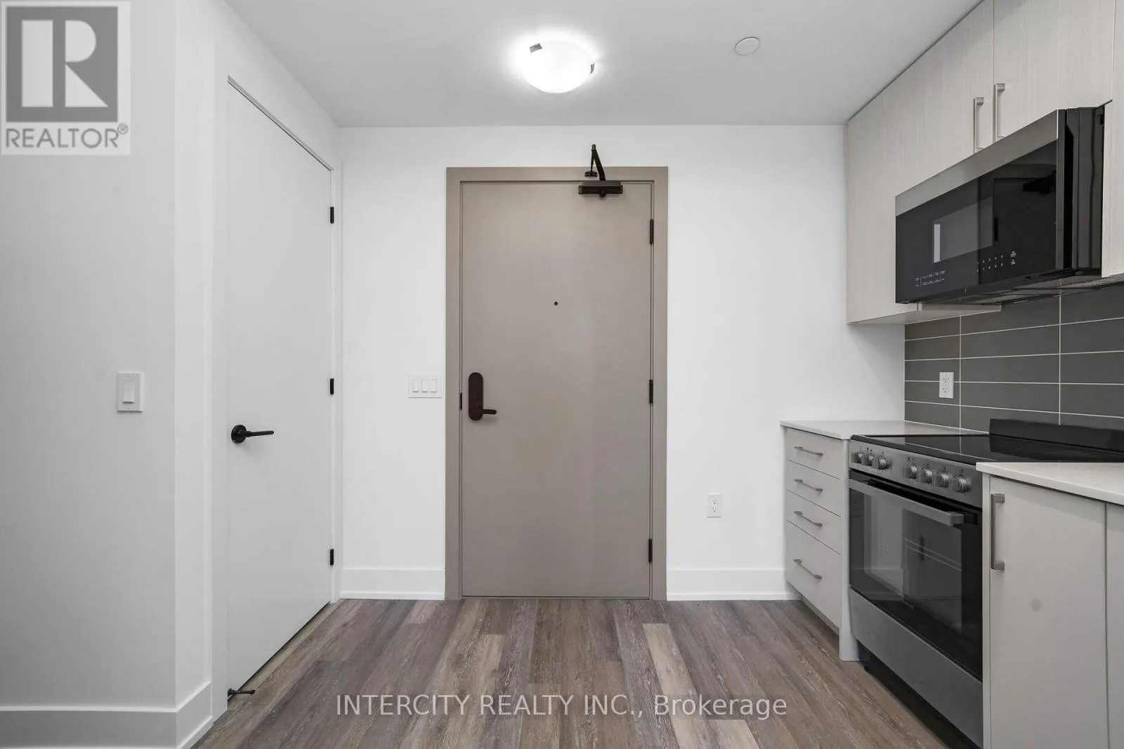 433 - 2075 KING ROAD