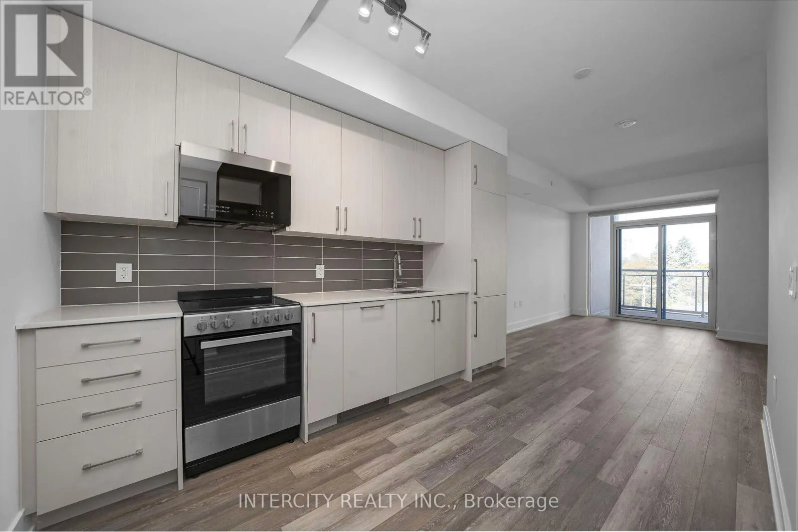 433 - 2075 KING ROAD
