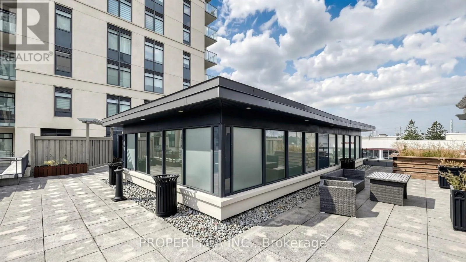 516 - 24 WOODSTREAM BOULEVARD
