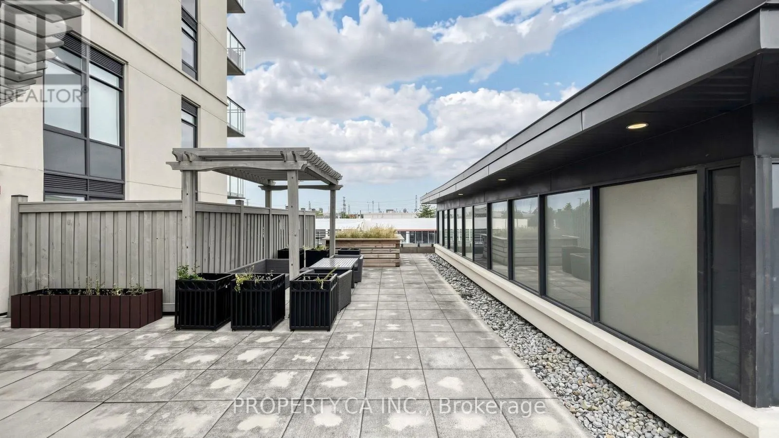 516 - 24 WOODSTREAM BOULEVARD