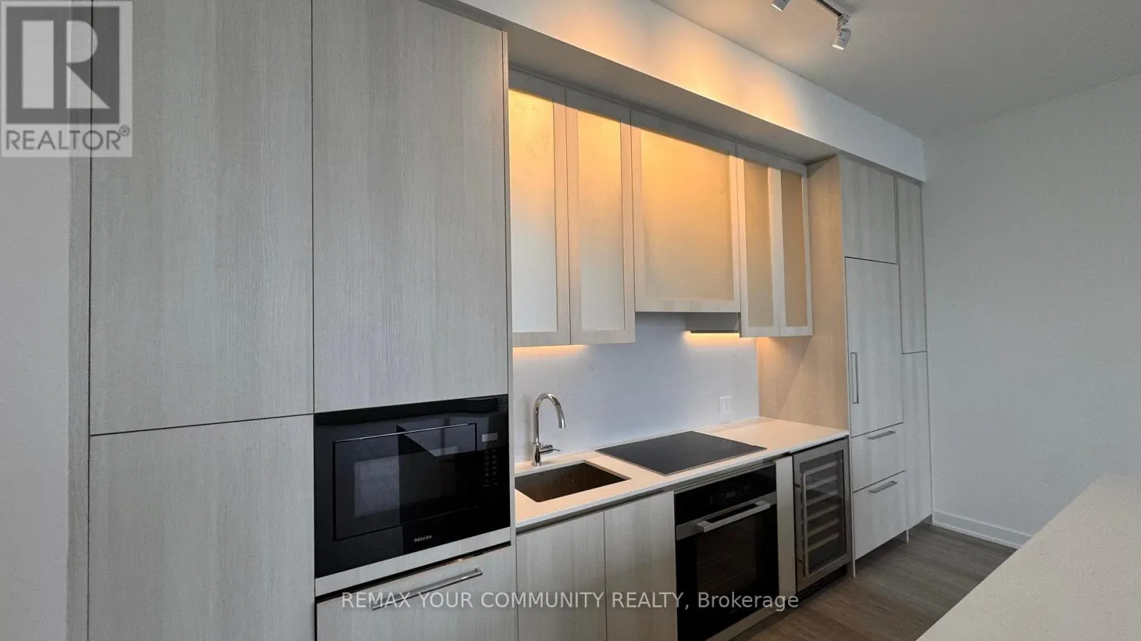 TH 106 - 8188 YONGE STREET