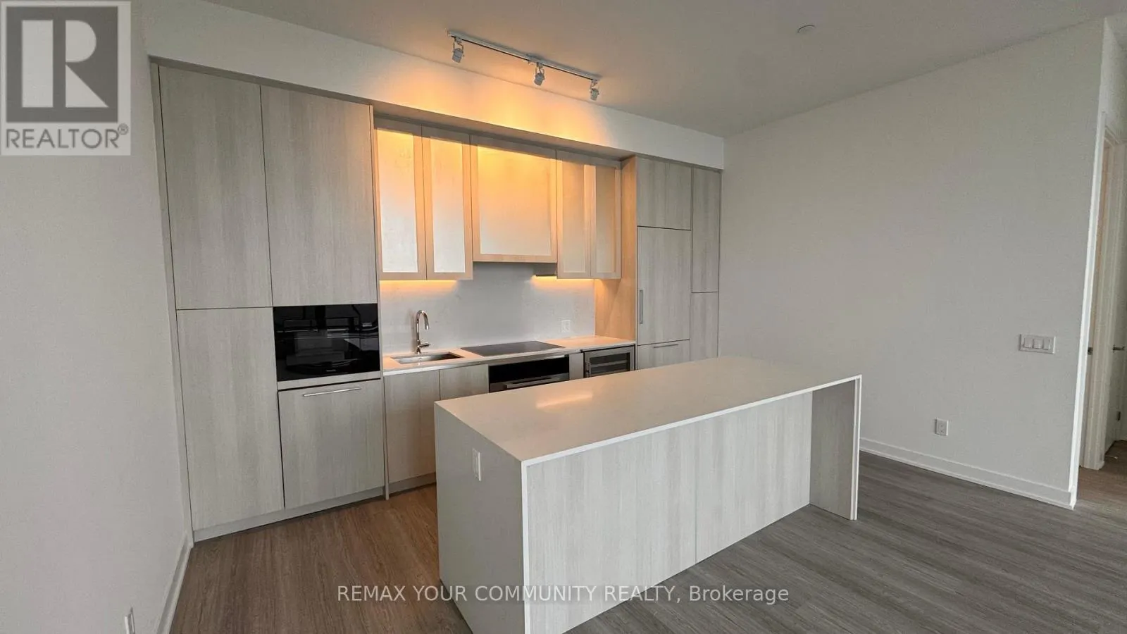 1004 - 8188 YONGE STREET