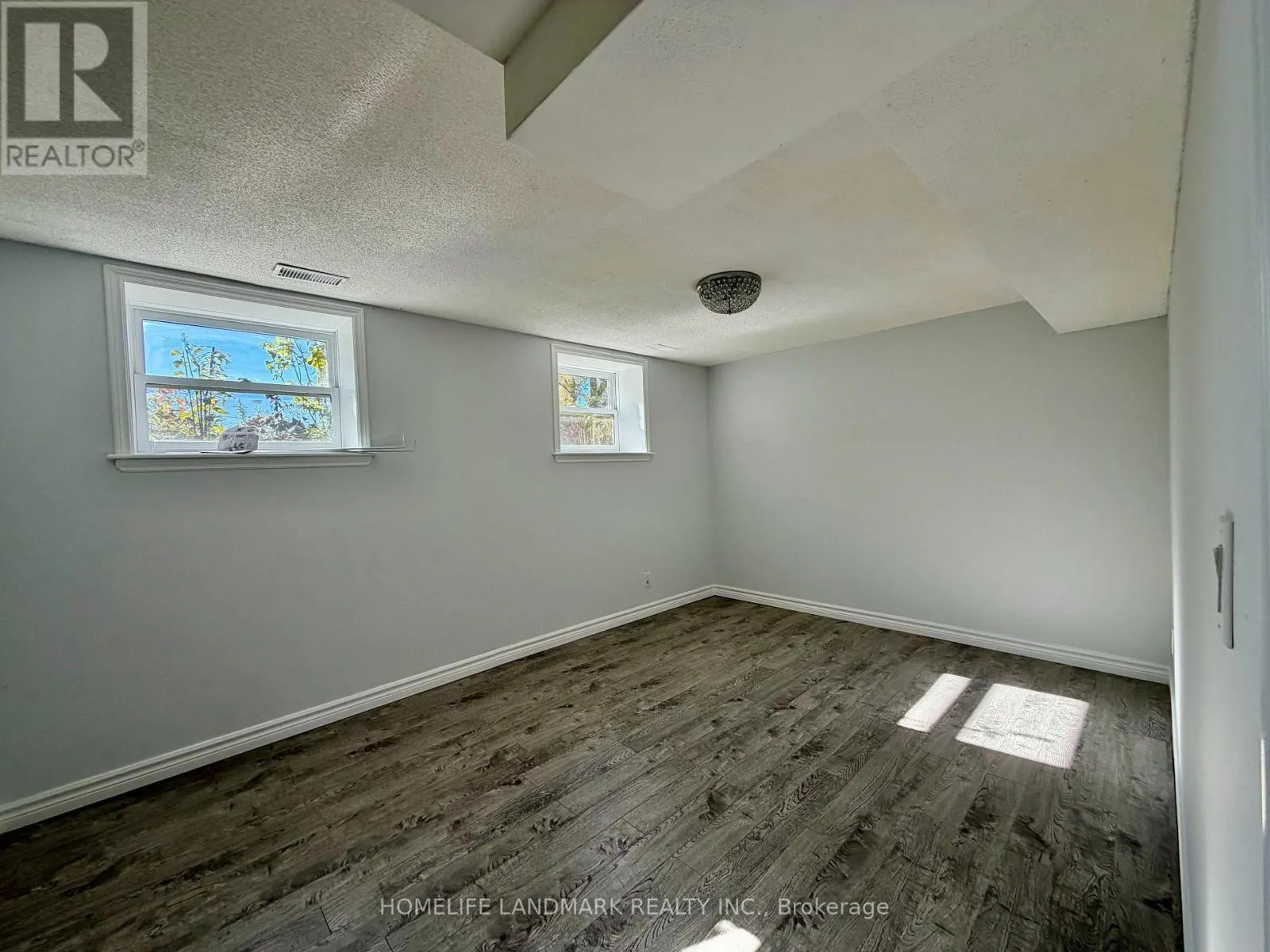 1135 ROVENSHOE ROAD S