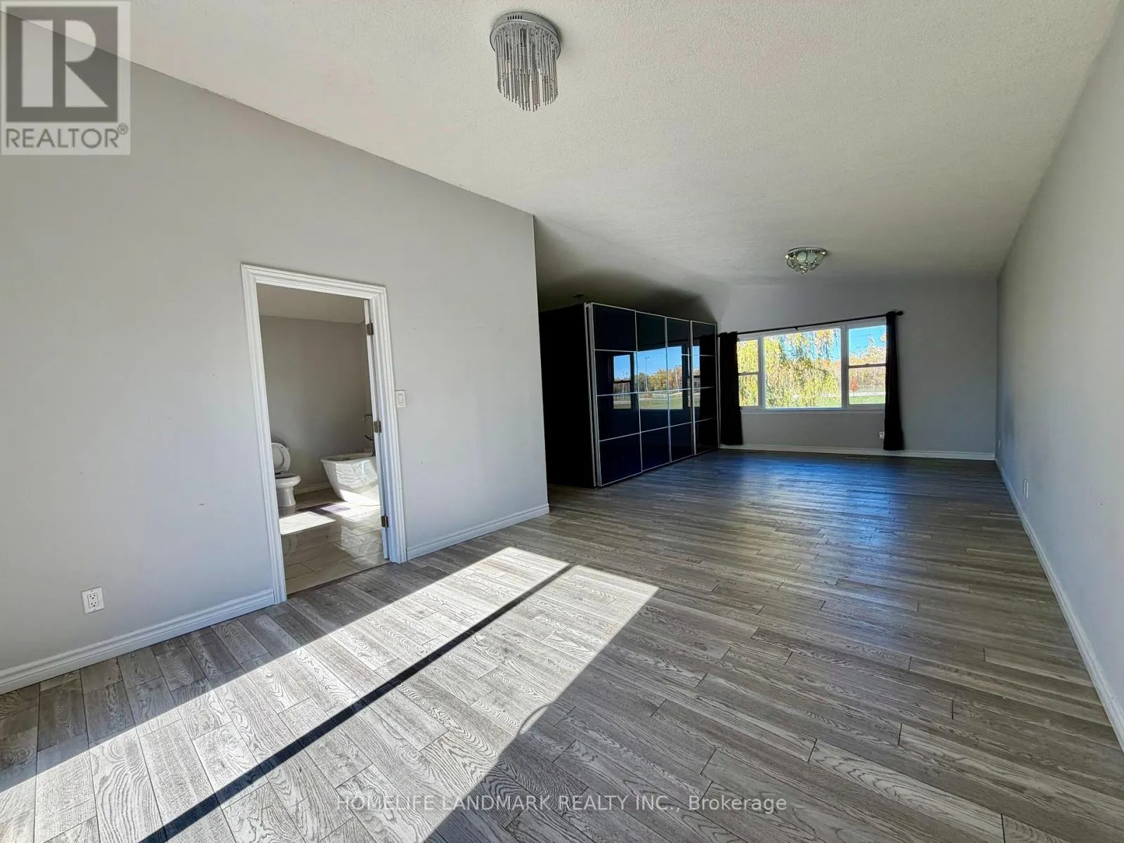 1135 ROVENSHOE ROAD S