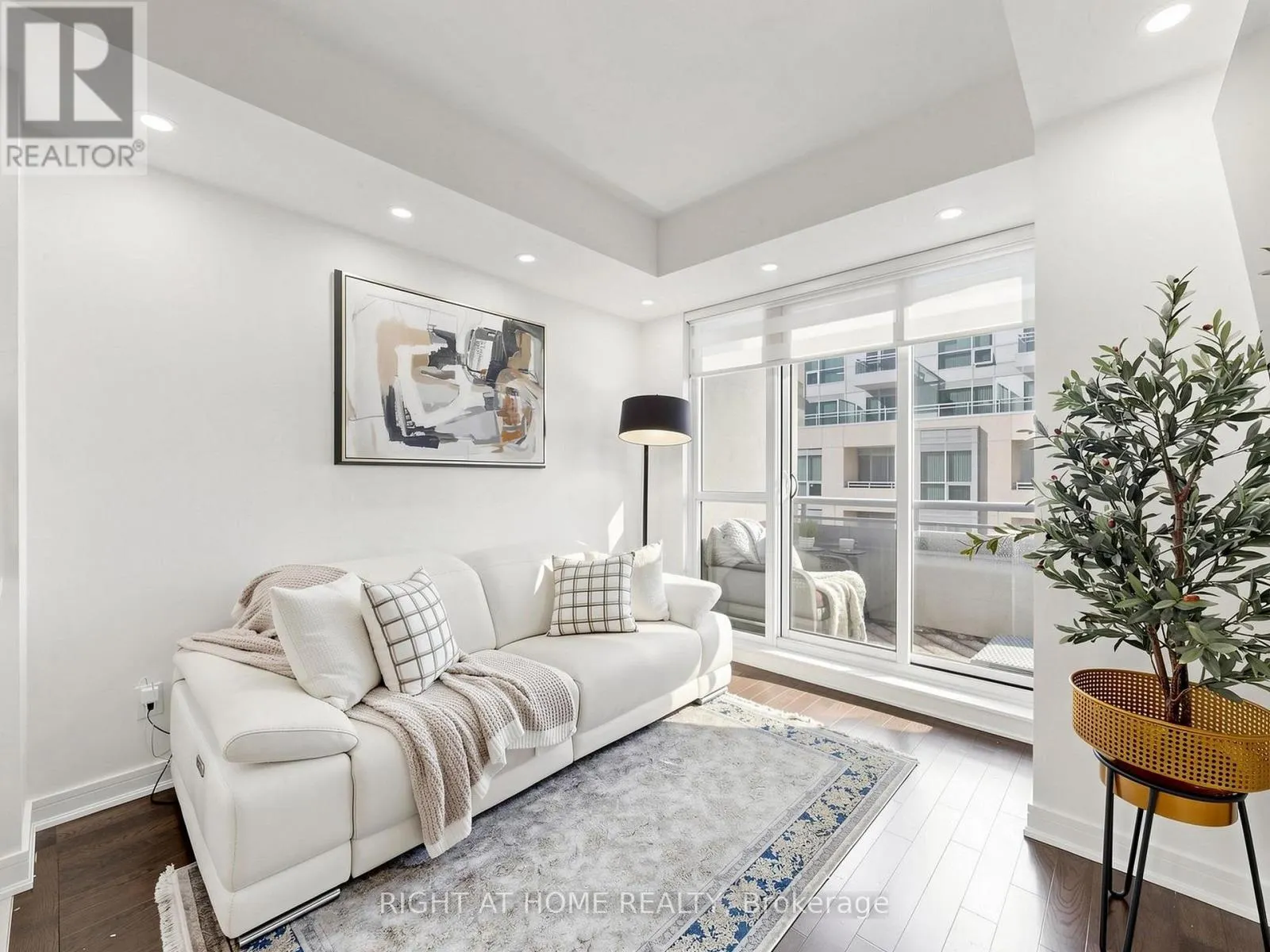 609 - 9191 YONGE STREET
