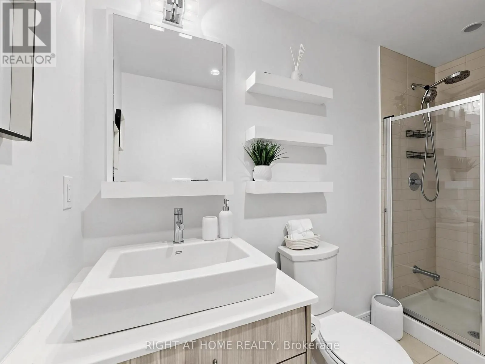 609 - 9191 YONGE STREET