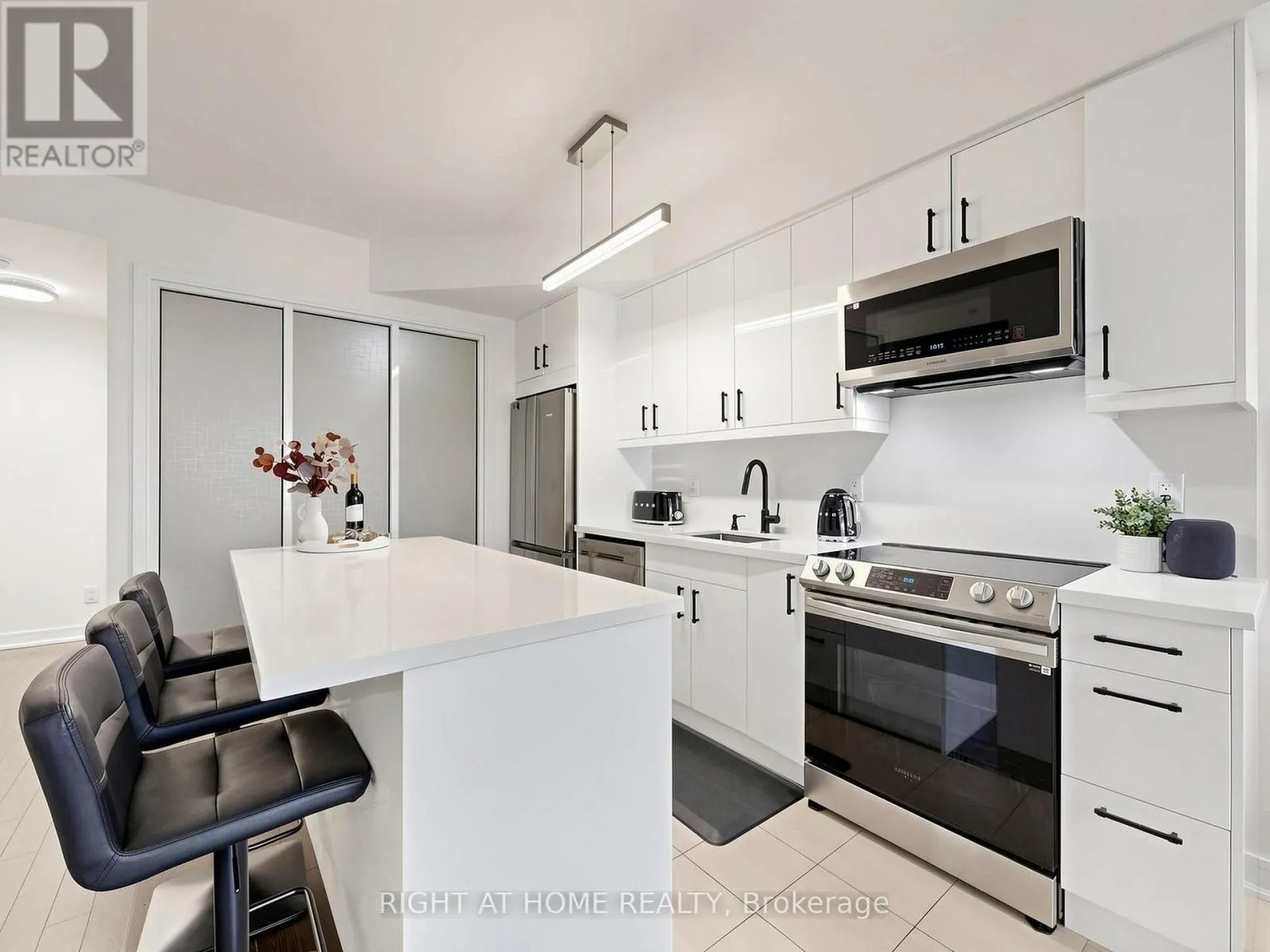 609 - 9191 YONGE STREET