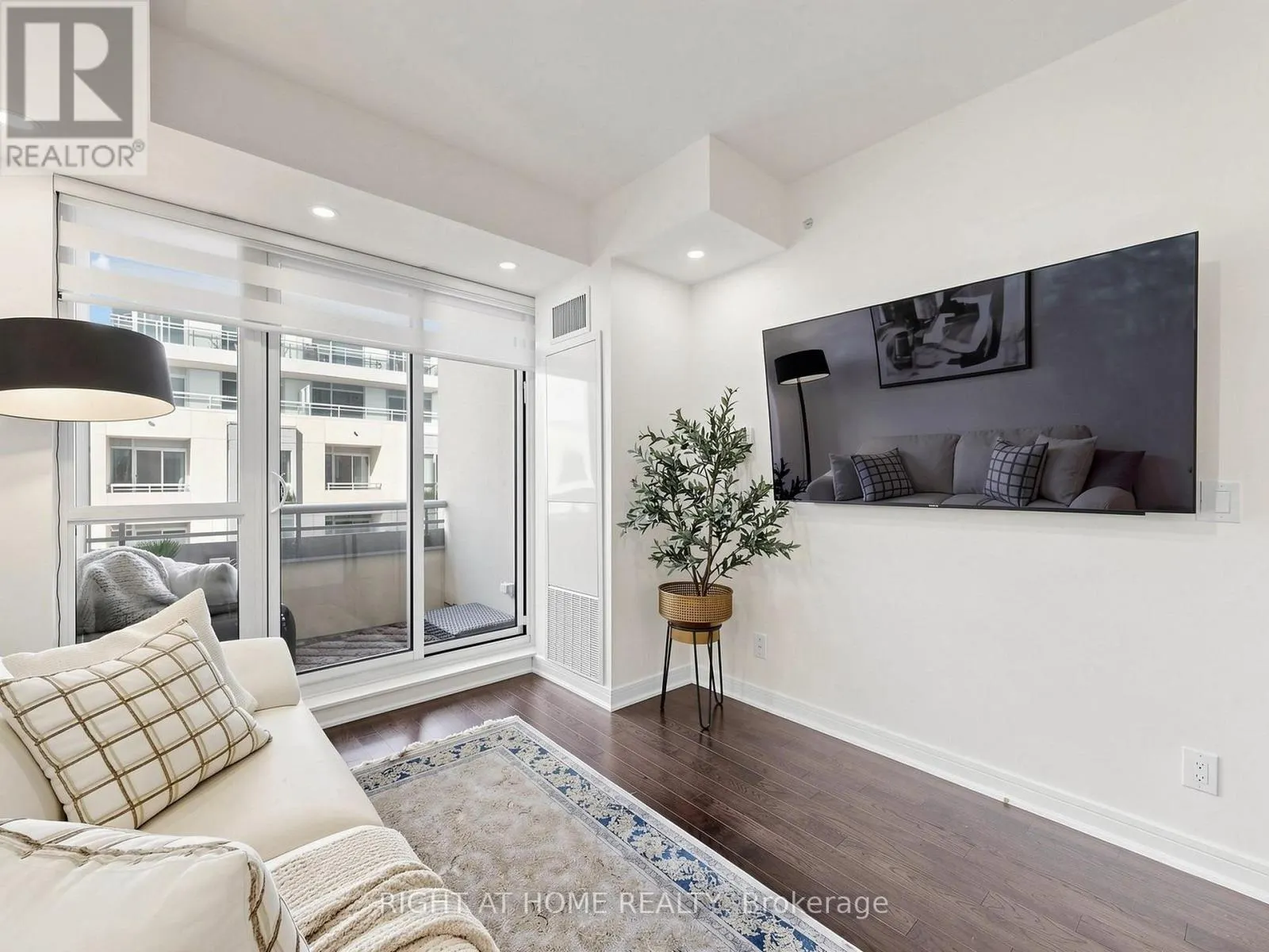 609 - 9191 YONGE STREET