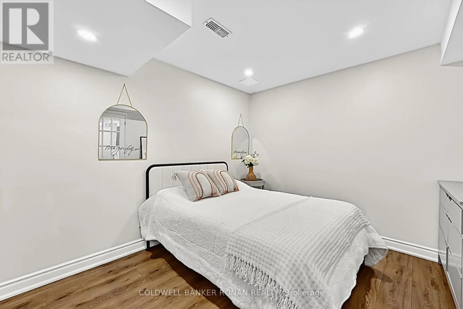 16 HAWKE CRESCENT