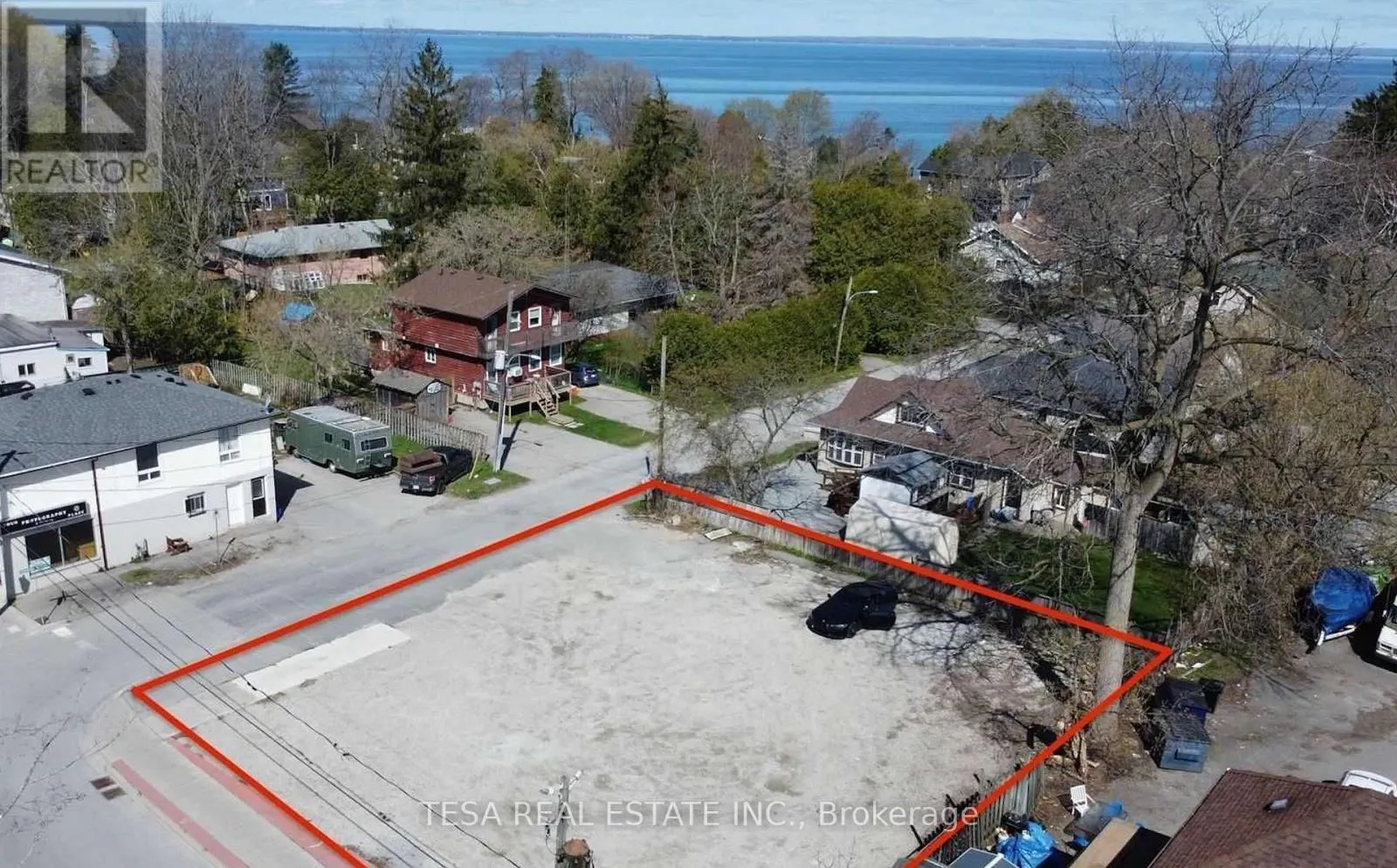 924 & 926 LAKE DRIVE E