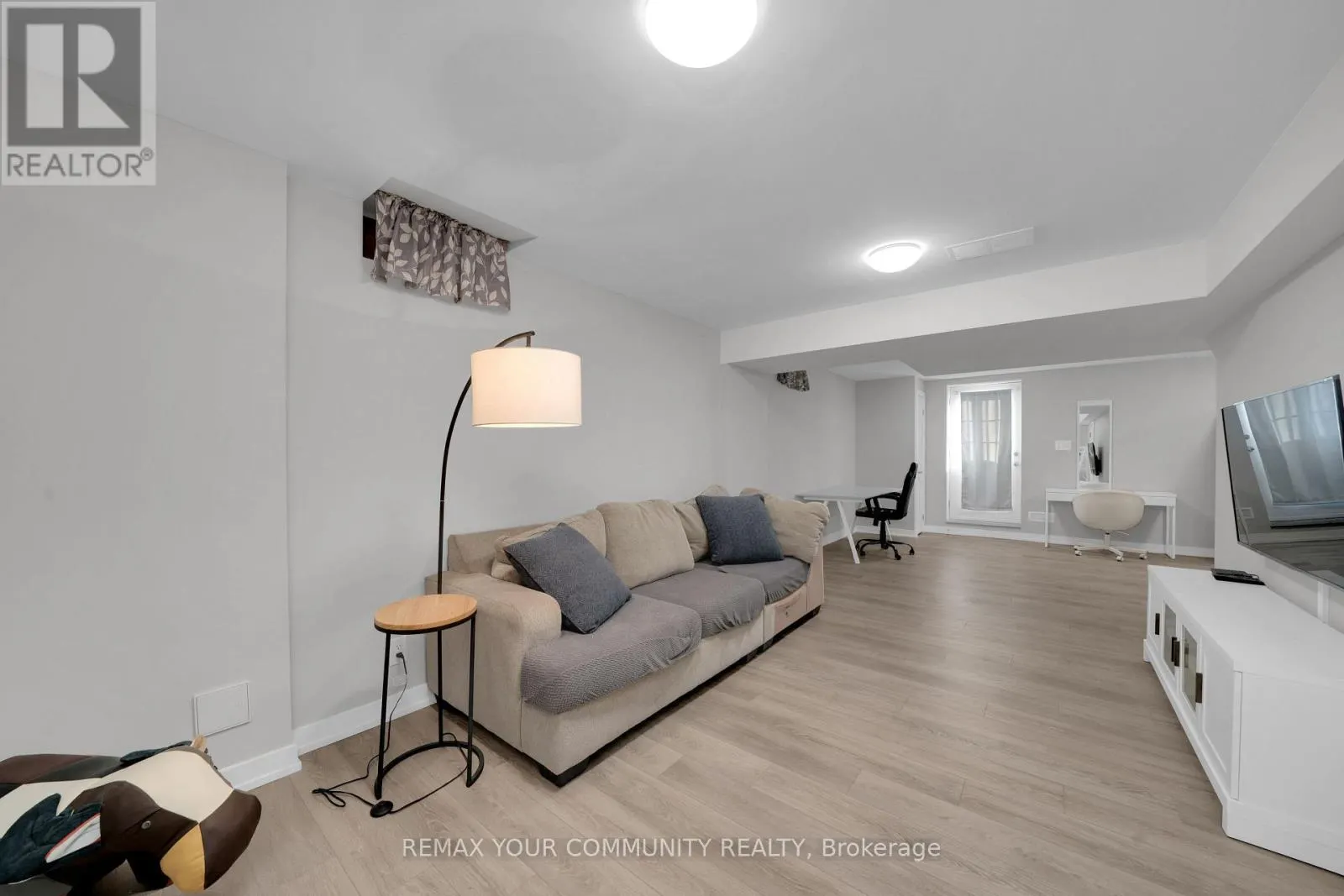 1042 WILBUR PIPHER CIRCLE