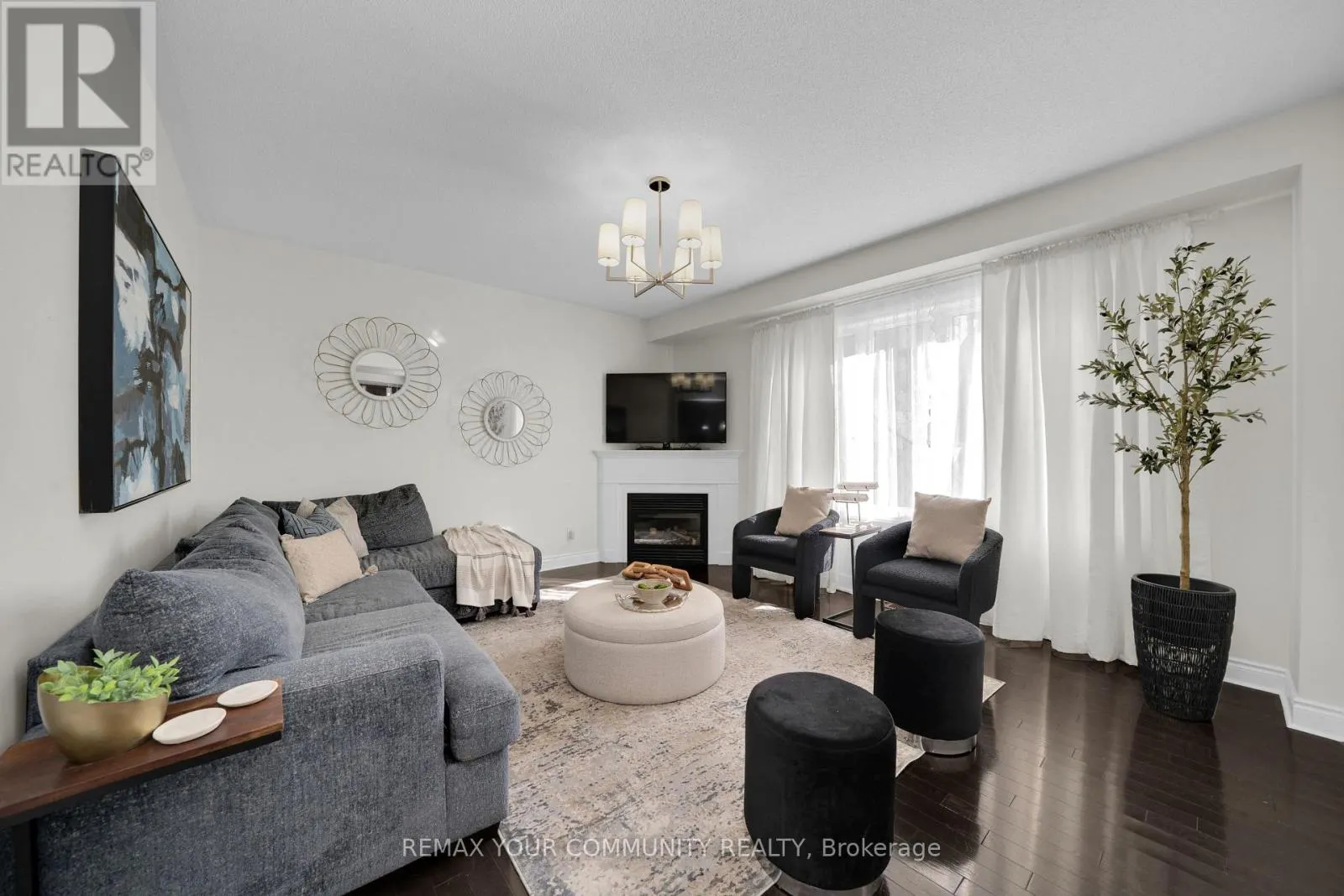 1042 WILBUR PIPHER CIRCLE