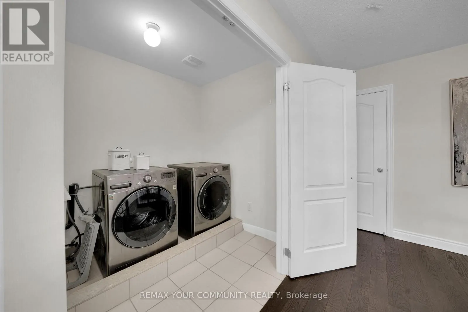 1042 WILBUR PIPHER CIRCLE