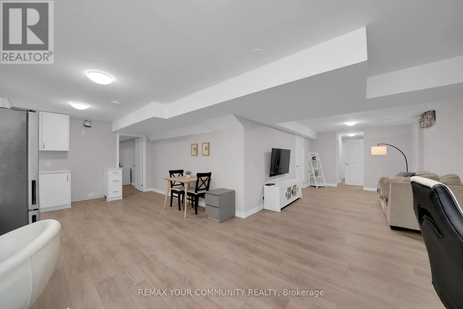 1042 WILBUR PIPHER CIRCLE