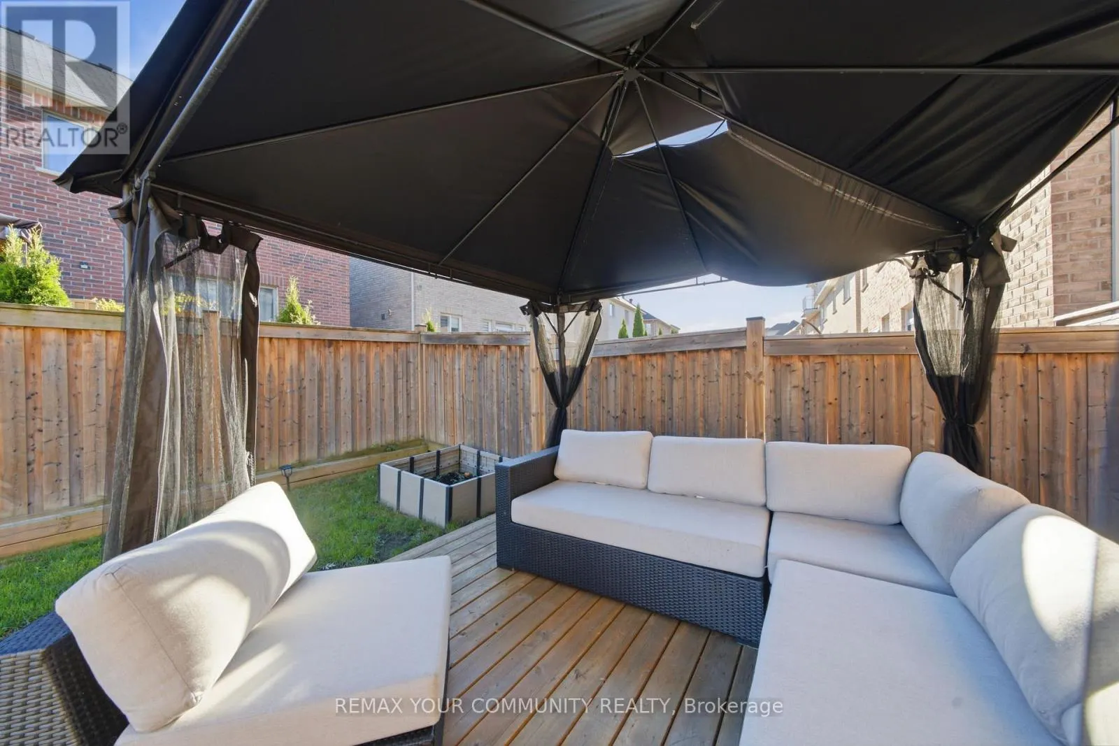 1042 WILBUR PIPHER CIRCLE