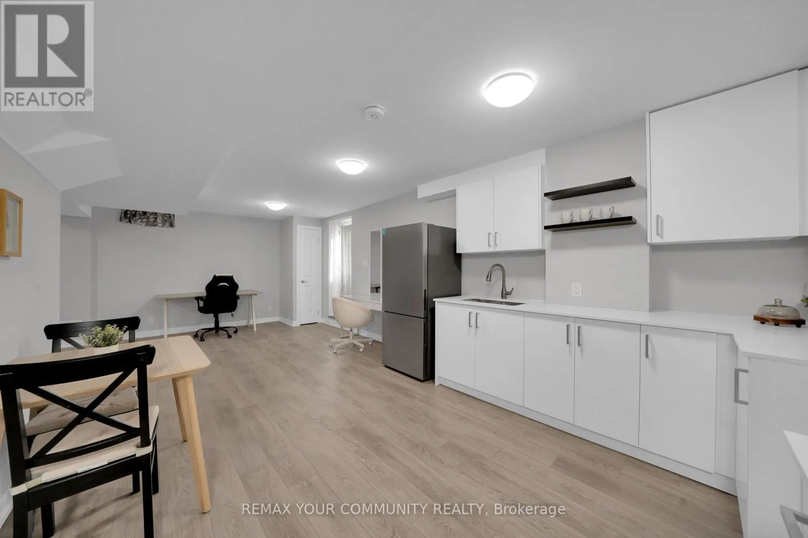 1042 WILBUR PIPHER CIRCLE
