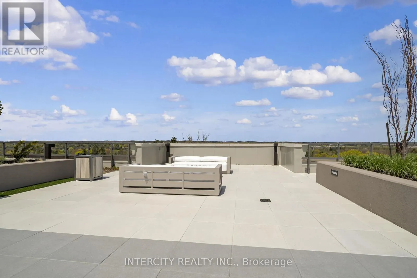 230 - 2075 KING ROAD