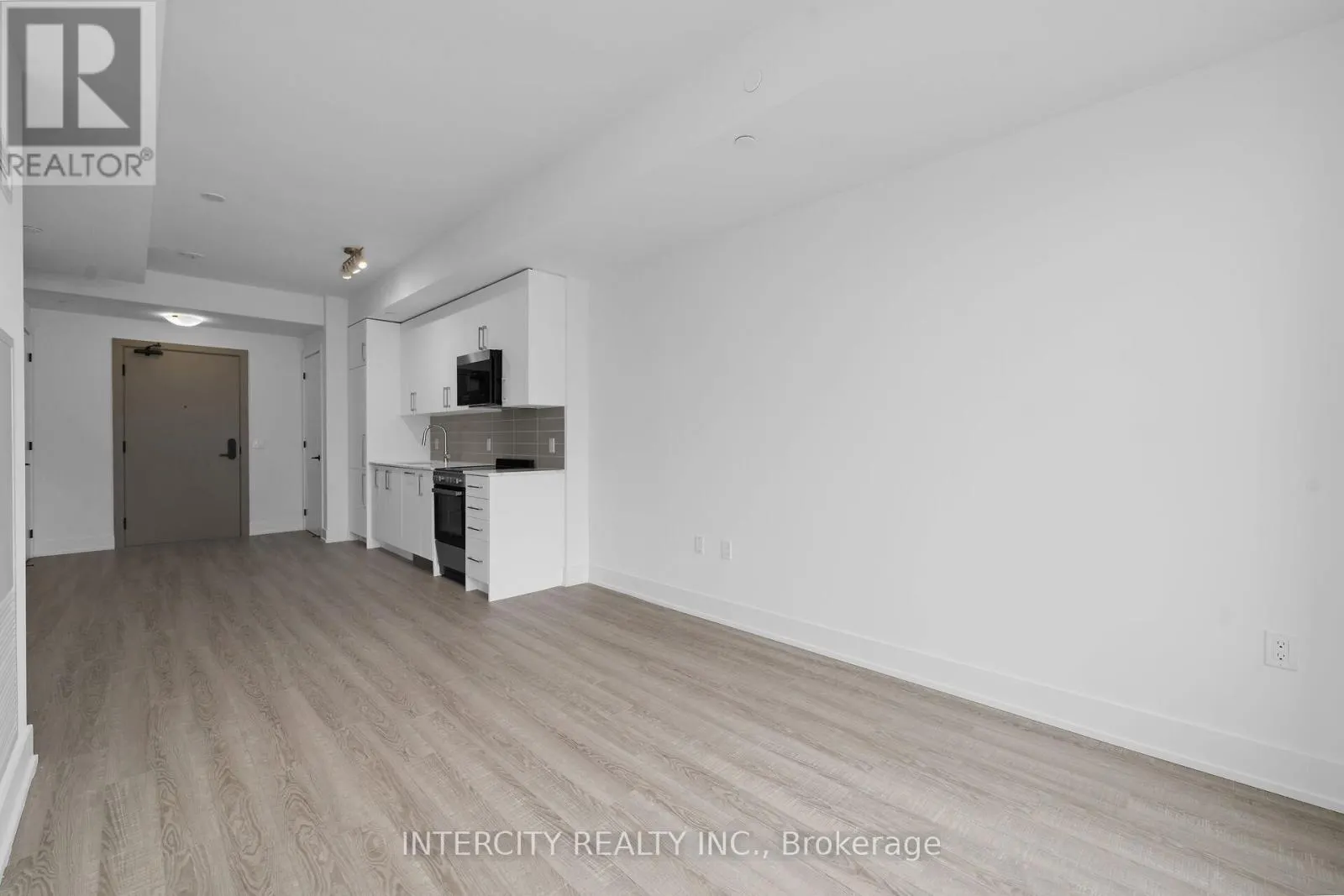 230 - 2075 KING ROAD