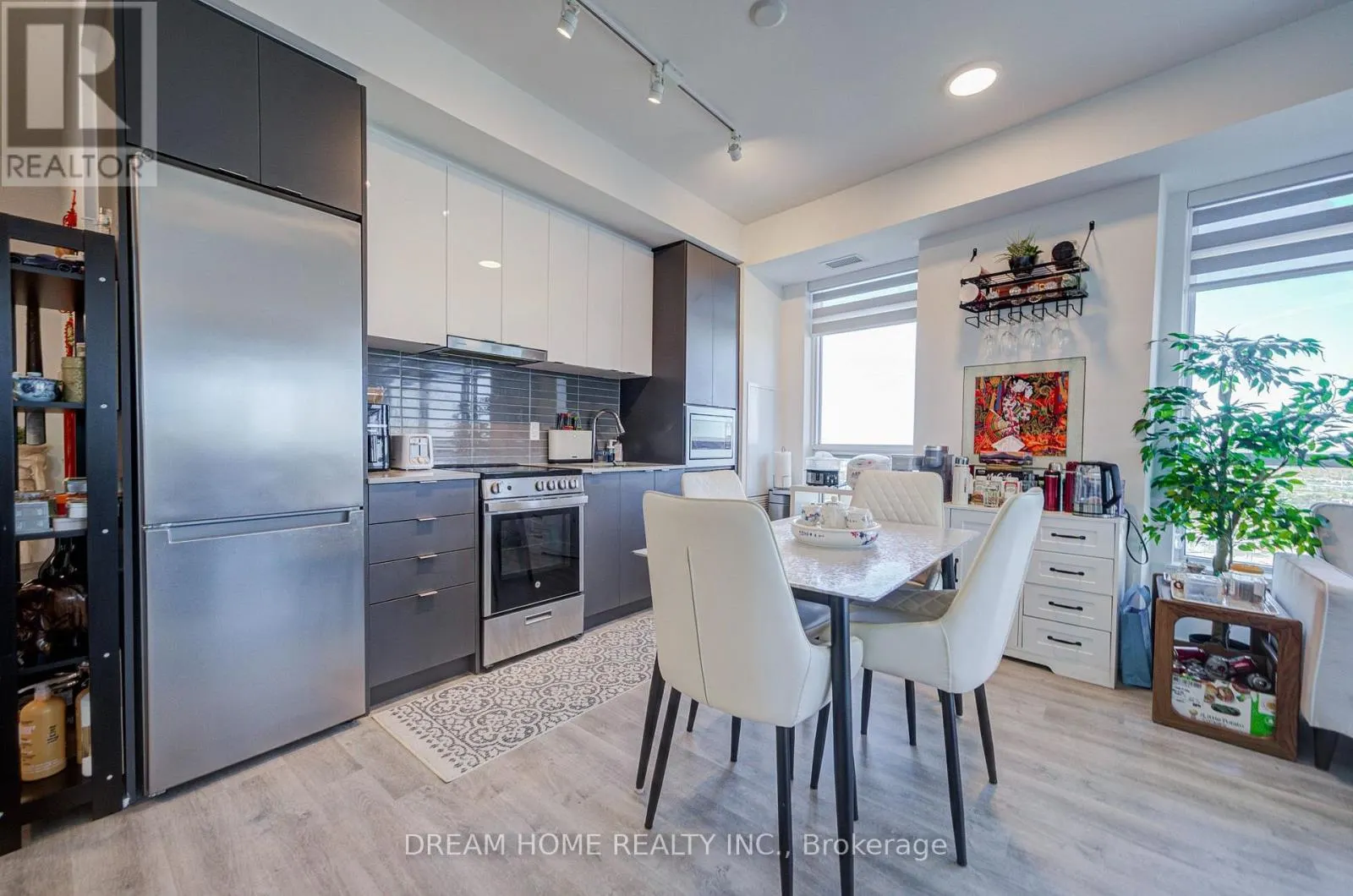 3407 - 30 UPPER MALL WAY