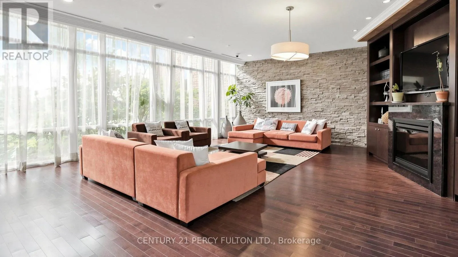 102 - 57 UPPER DUKE CRESCENT