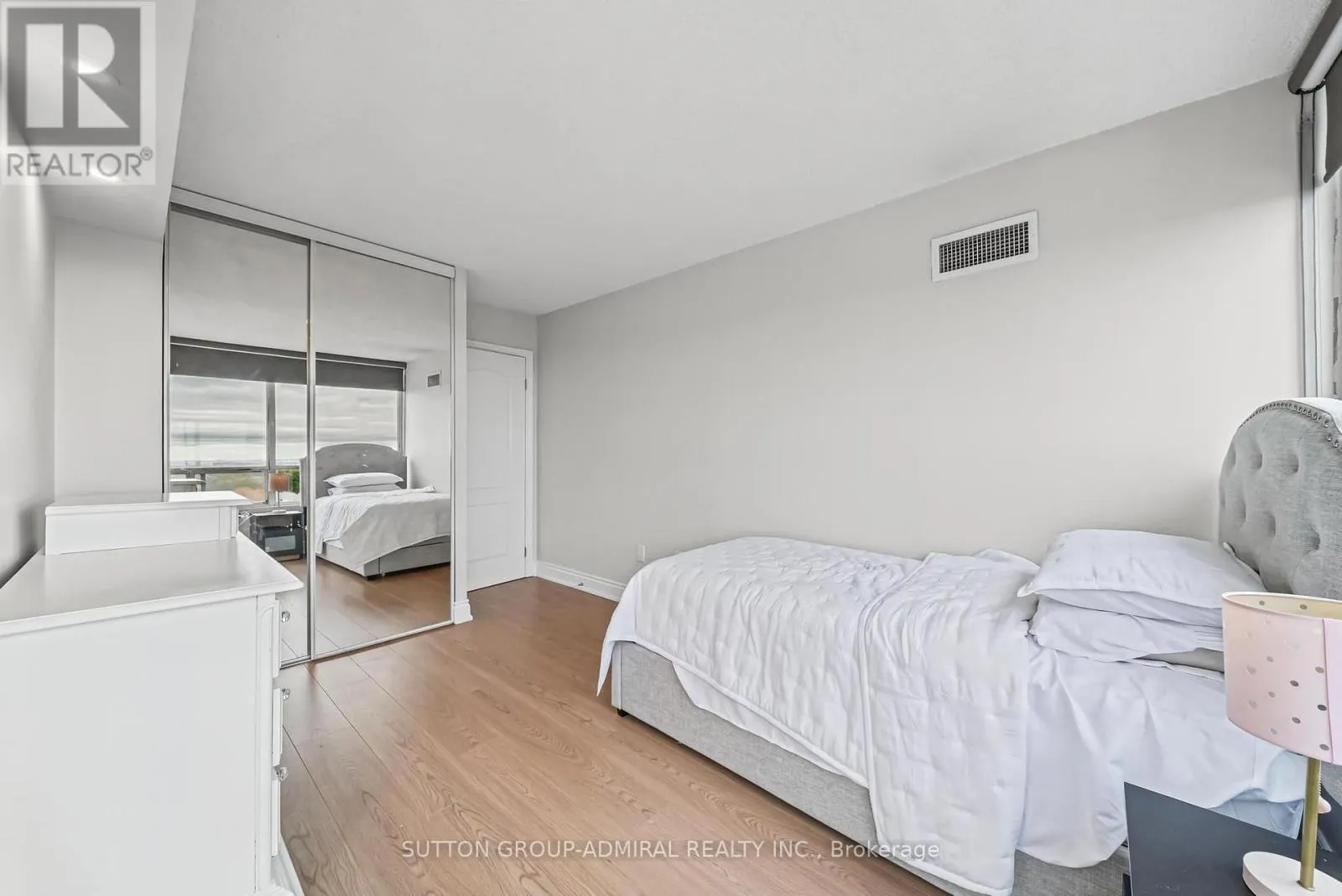 1209 - 7460 BATHURST STREET