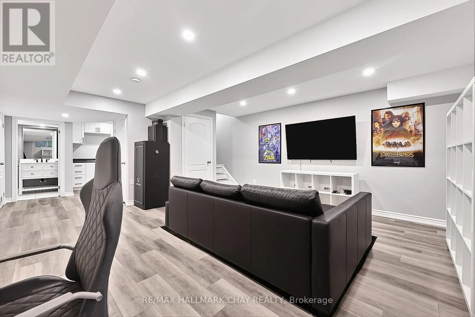 2 SHEPHARD AVENUE
