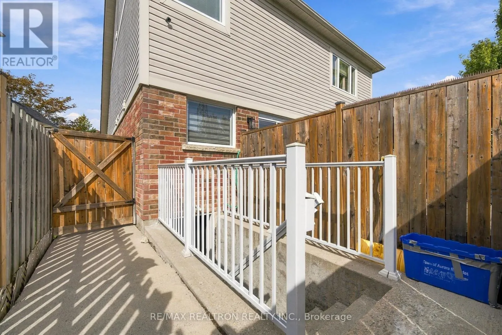 27 WATKINS GLEN CRESCENT
