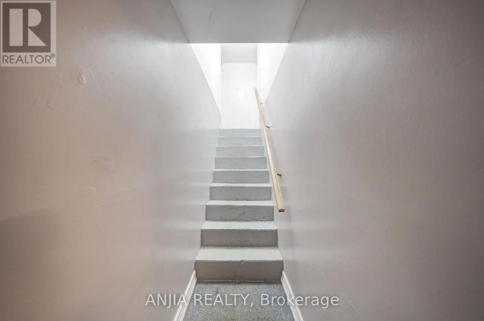 8 MILLCROFT WAY