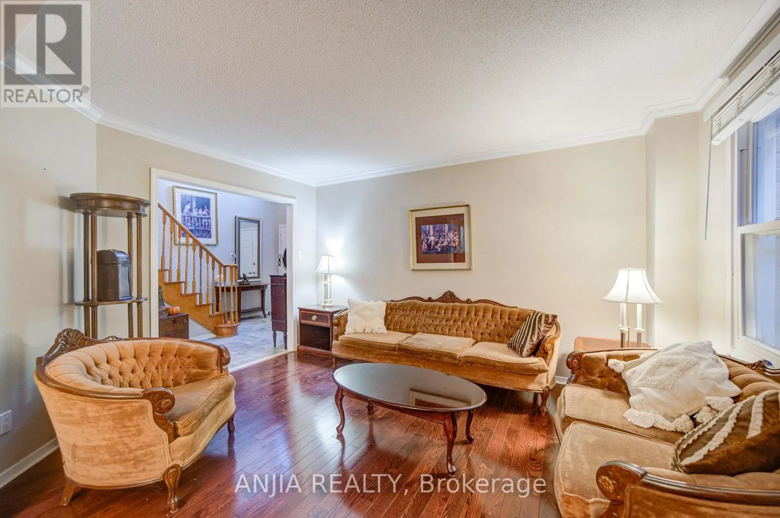 8 MILLCROFT WAY