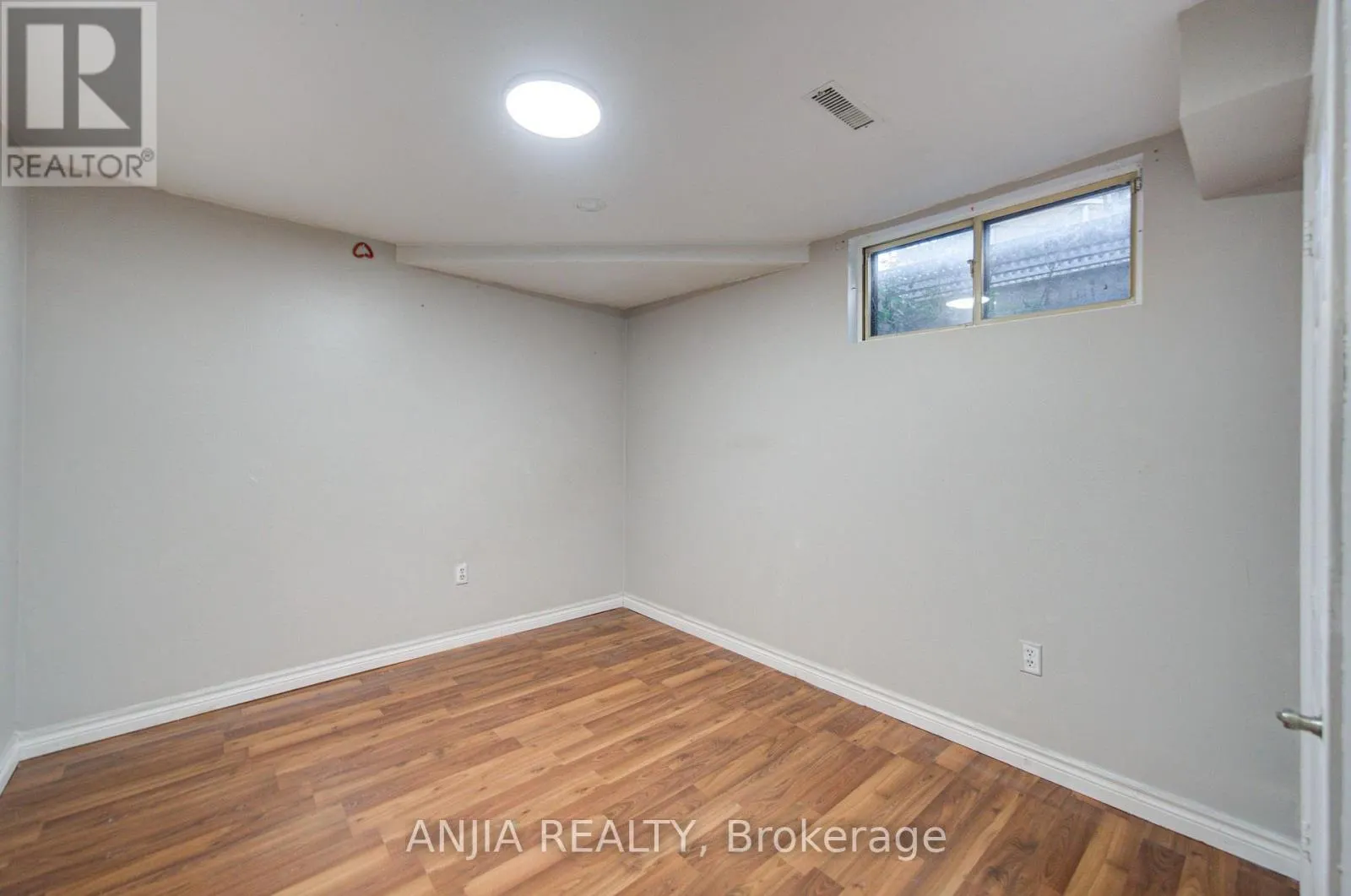 8 MILLCROFT WAY