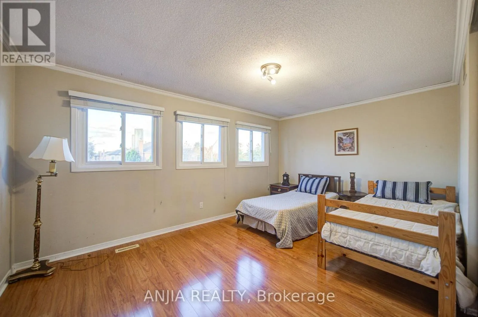 8 MILLCROFT WAY