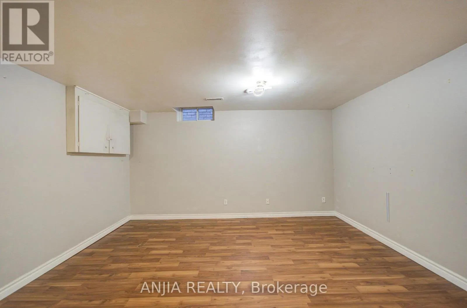8 MILLCROFT WAY
