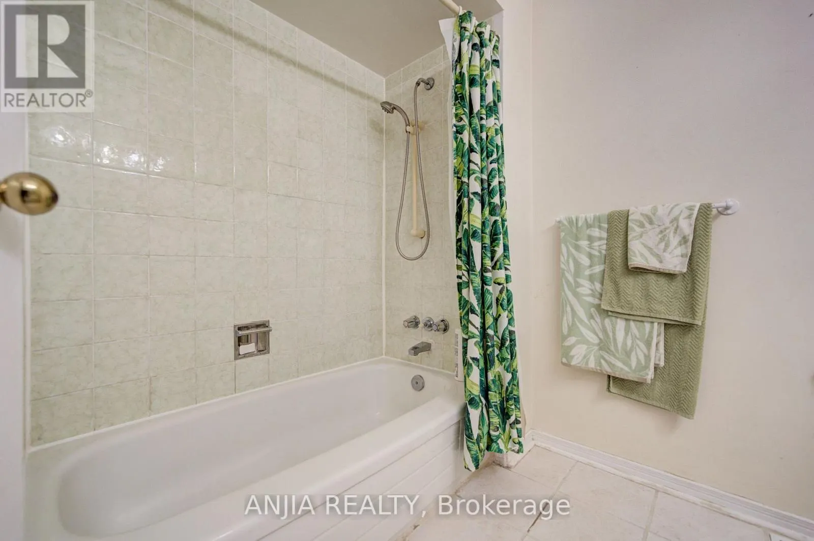 8 MILLCROFT WAY