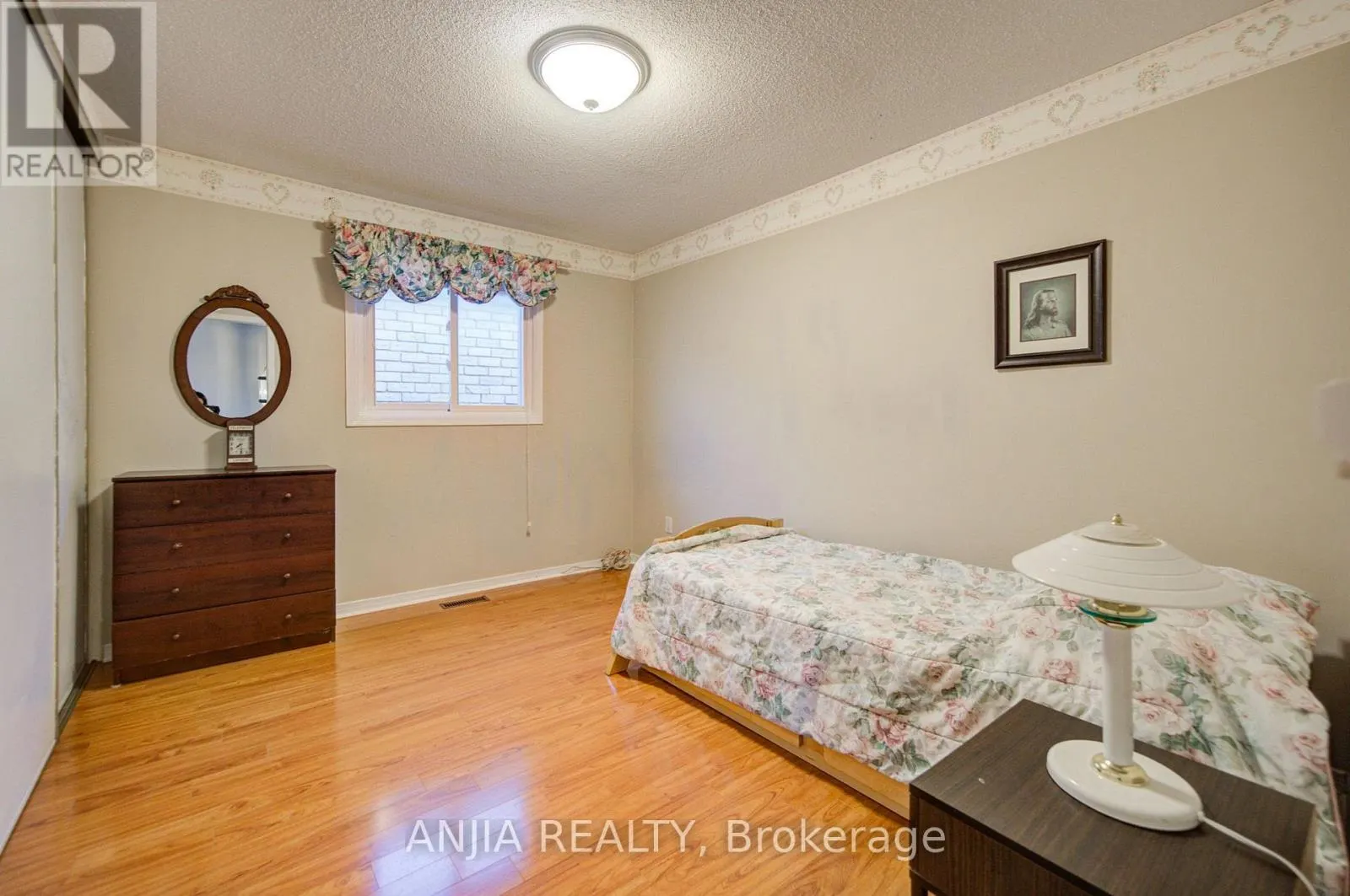 8 MILLCROFT WAY
