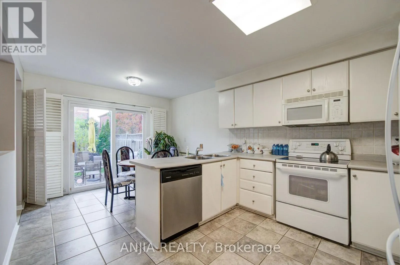 8 MILLCROFT WAY