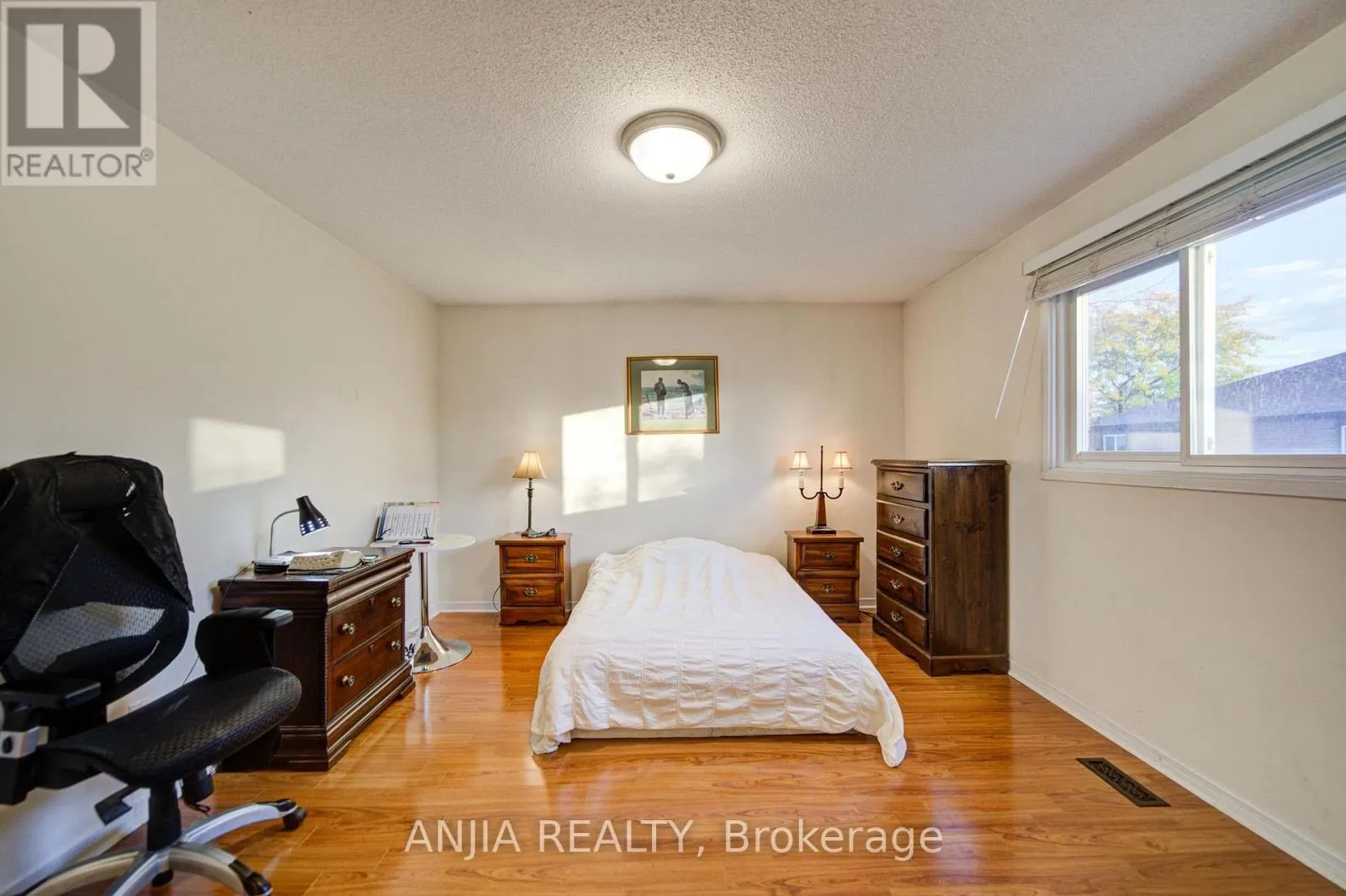8 MILLCROFT WAY