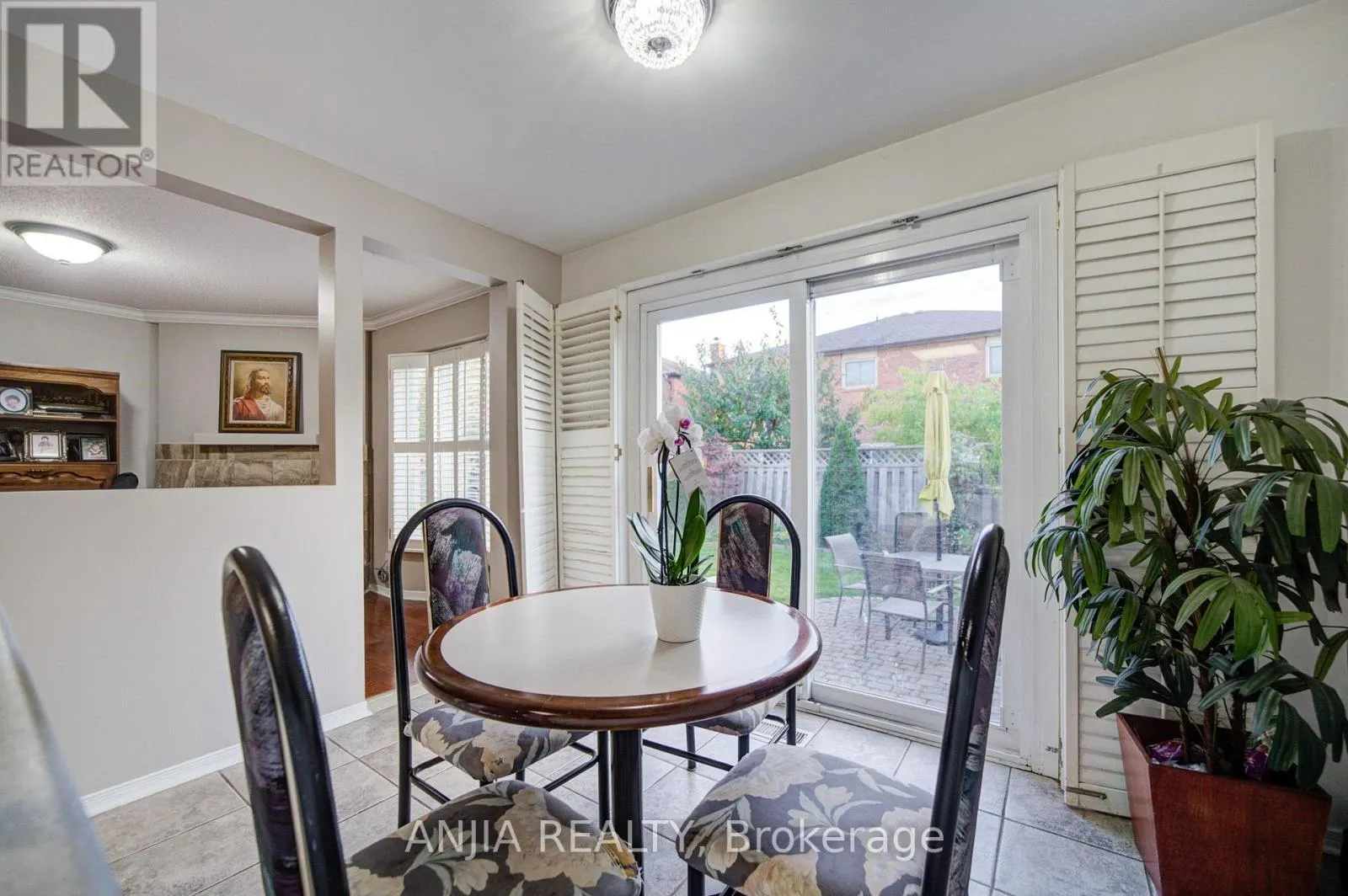 8 MILLCROFT WAY