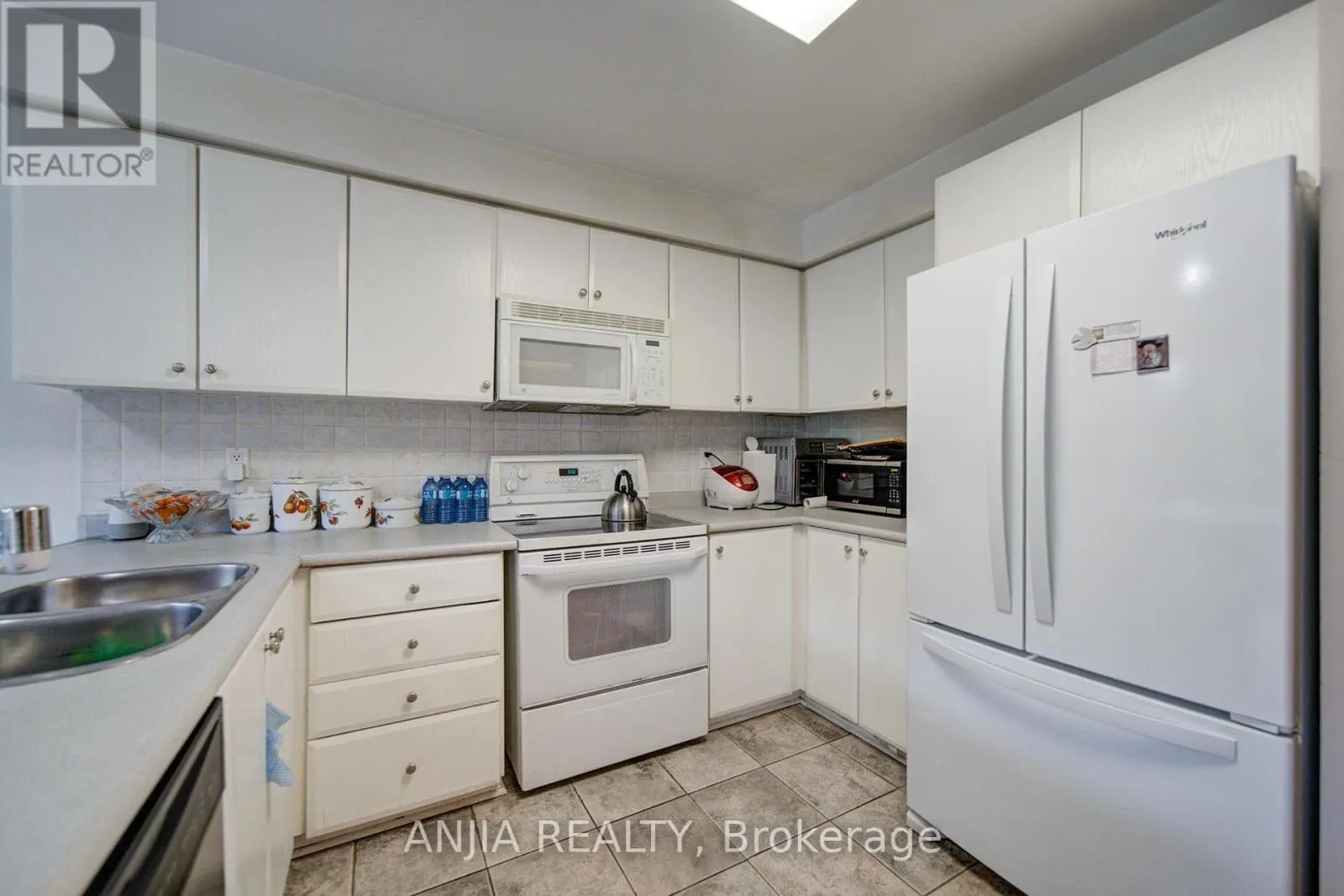 8 MILLCROFT WAY