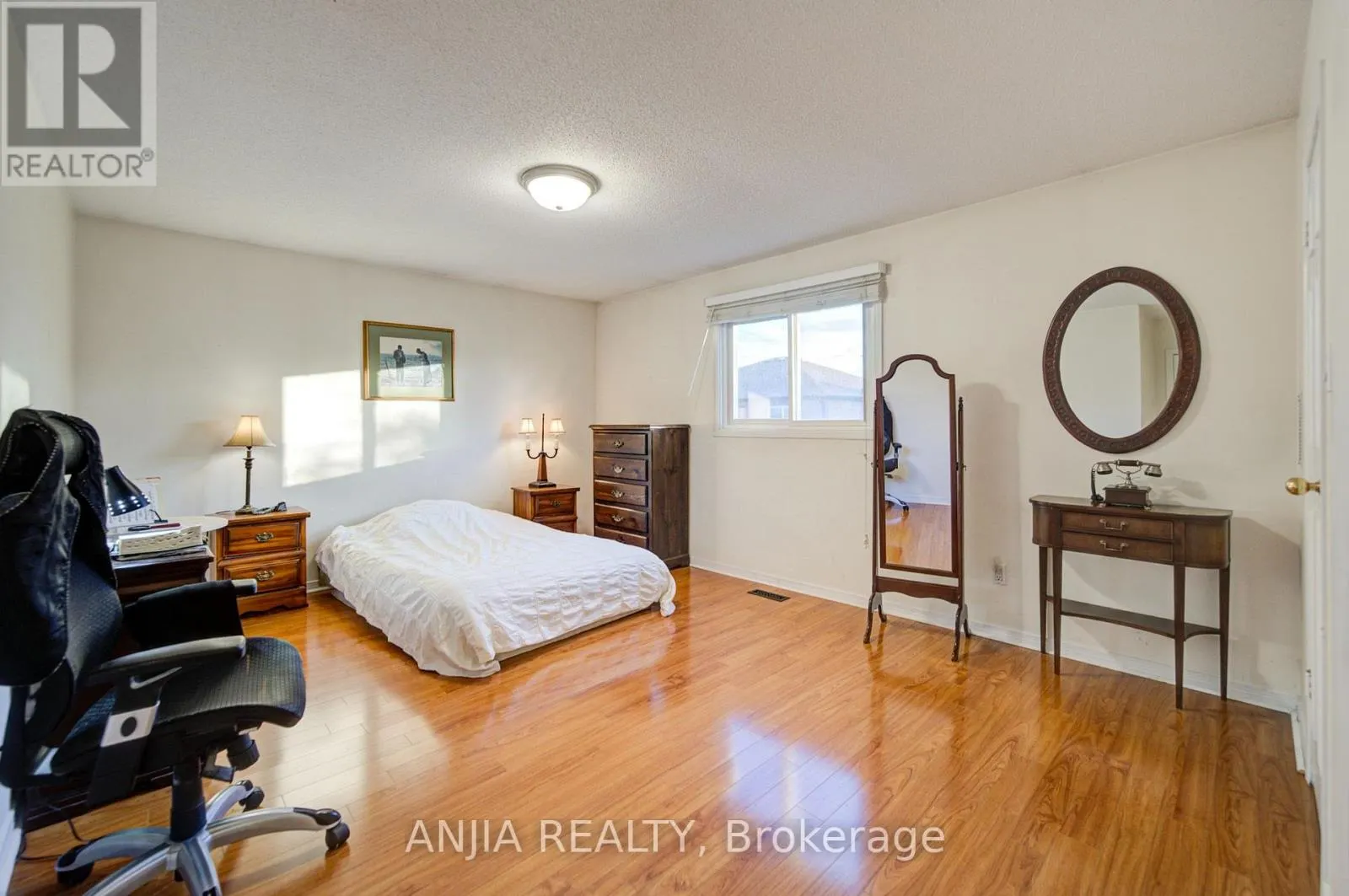 8 MILLCROFT WAY