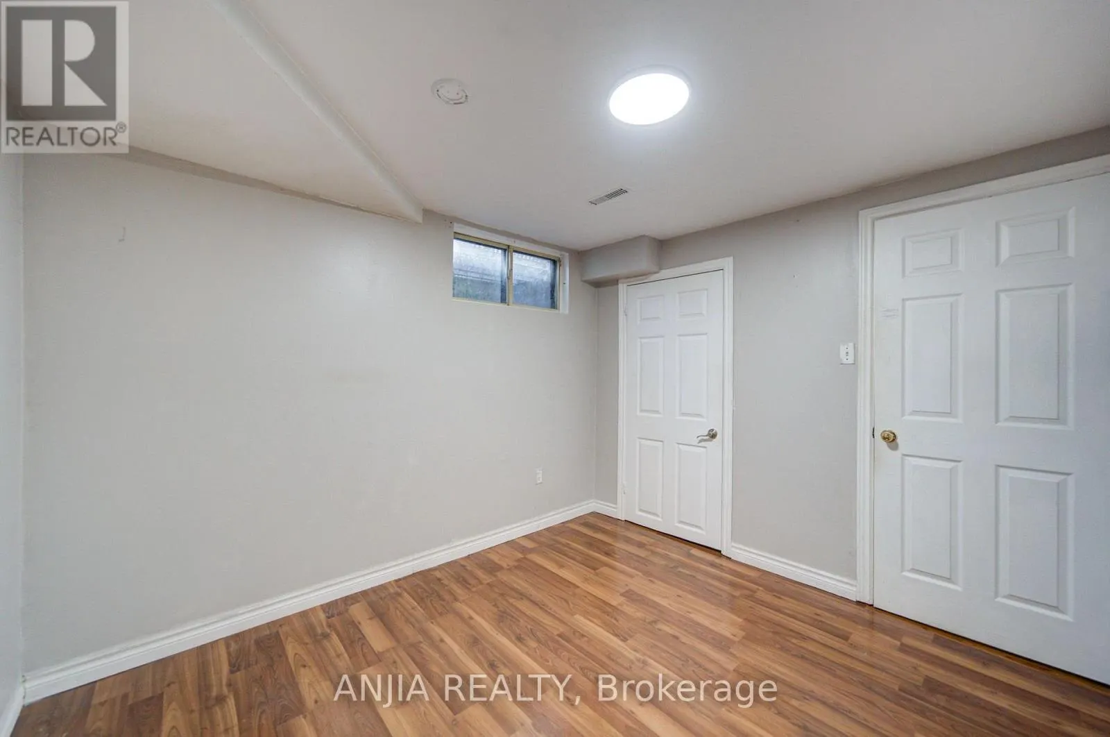 8 MILLCROFT WAY