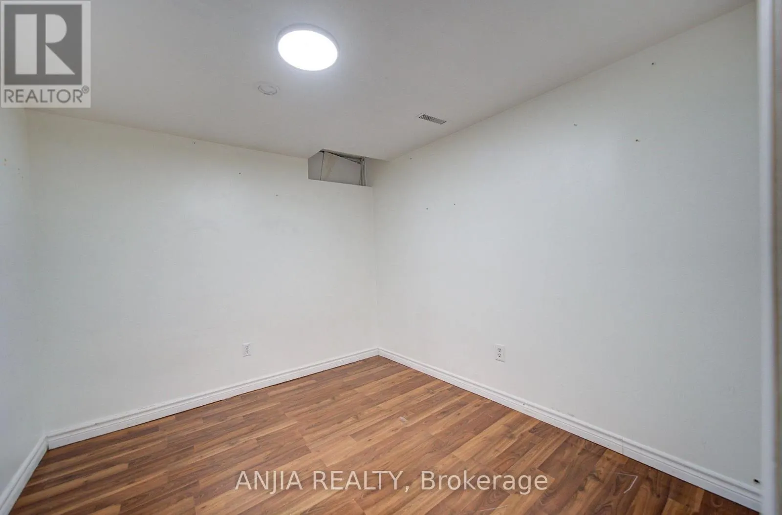8 MILLCROFT WAY