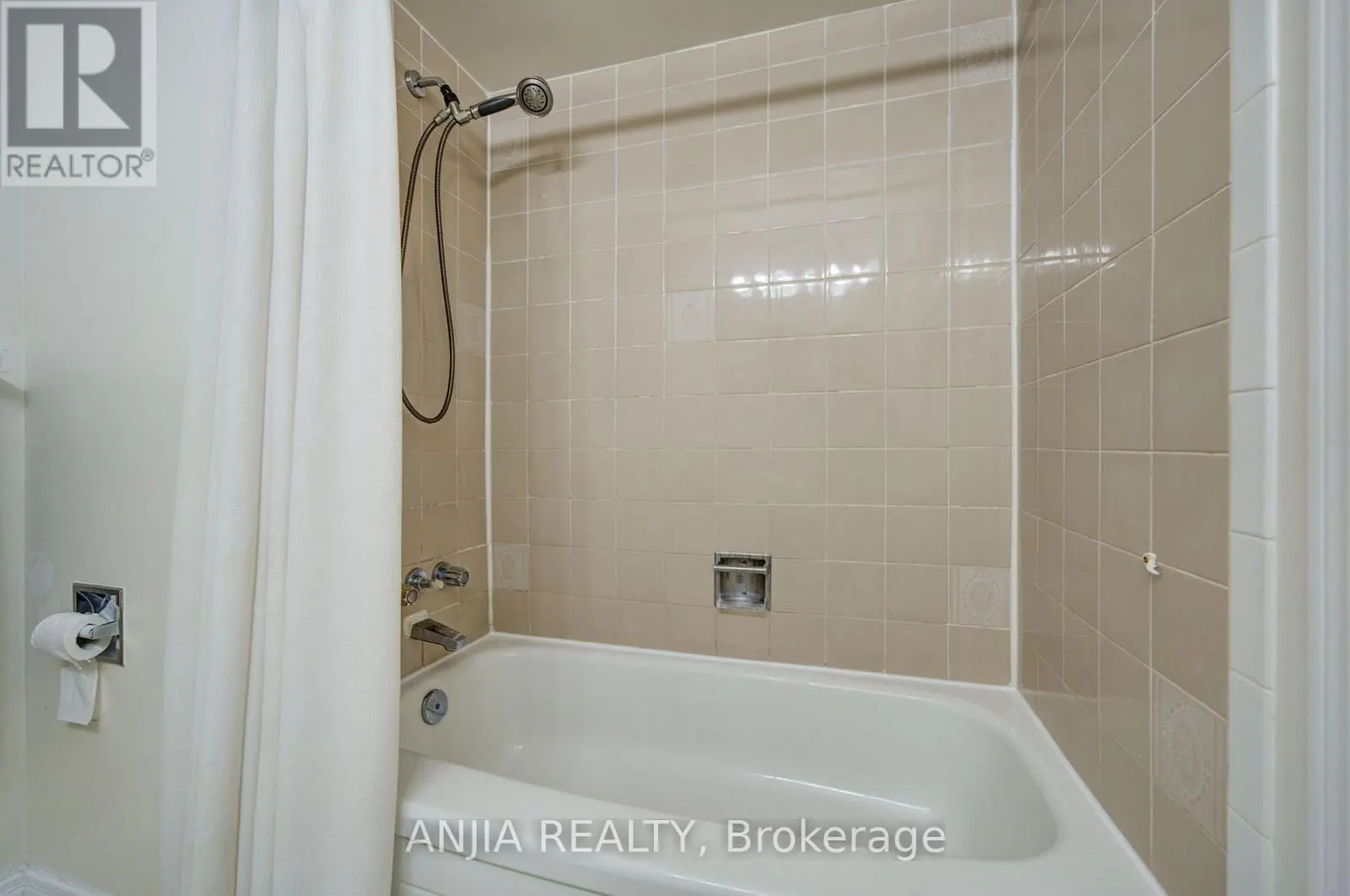 8 MILLCROFT WAY