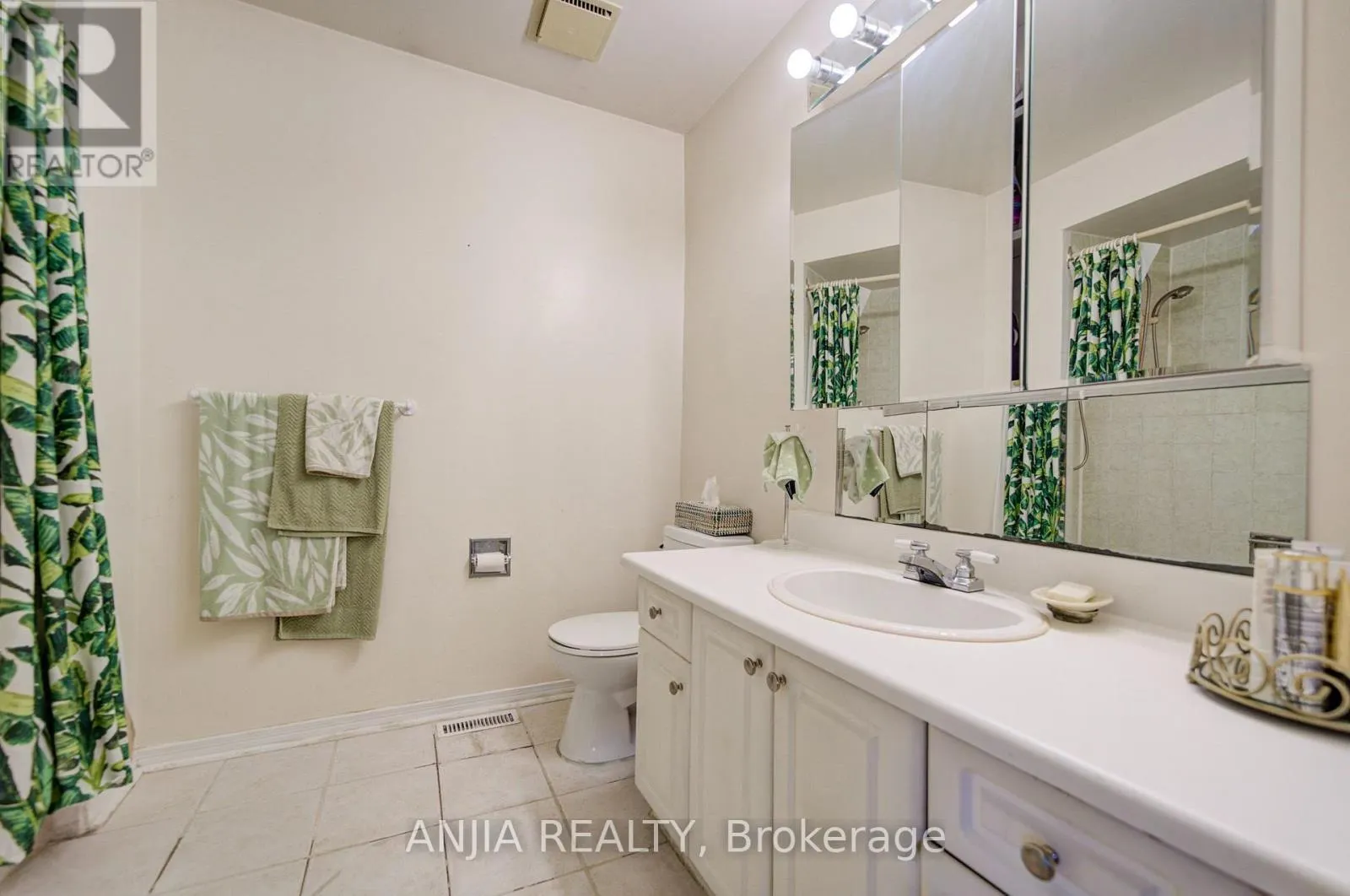 8 MILLCROFT WAY