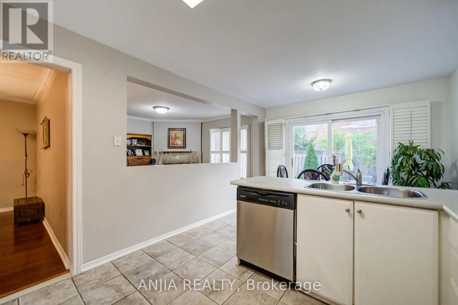 8 MILLCROFT WAY